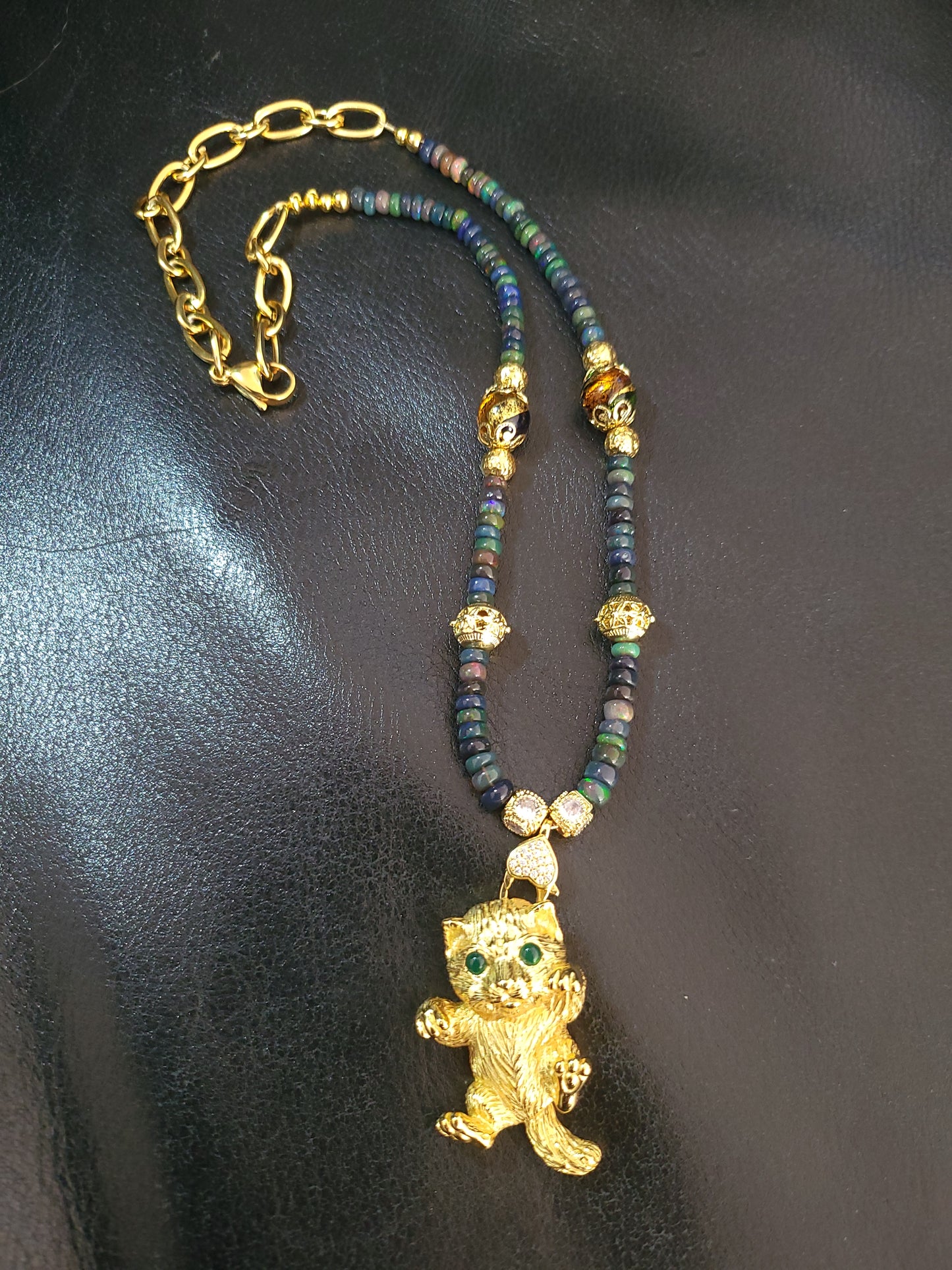Collier Félina en perles d'opale noire naturelle, perles en verre de Murano et pendentif chat en vermeil (argent plaqué or) et yeux en aventurine