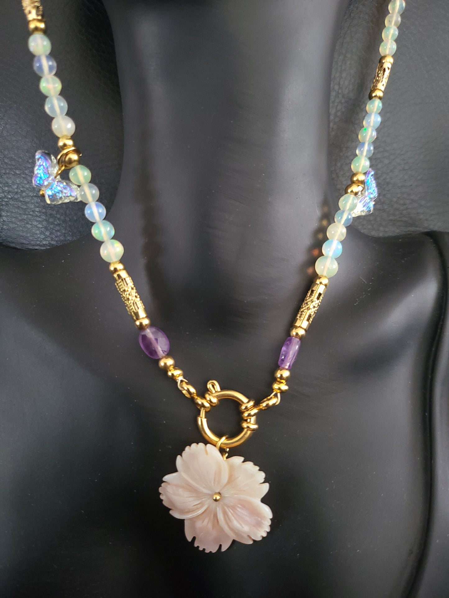 Collier Opalia en perles d'opales blanches naturelles d'Ethiopie, perles d'améthystes et pendentif en nacre rose sculptée