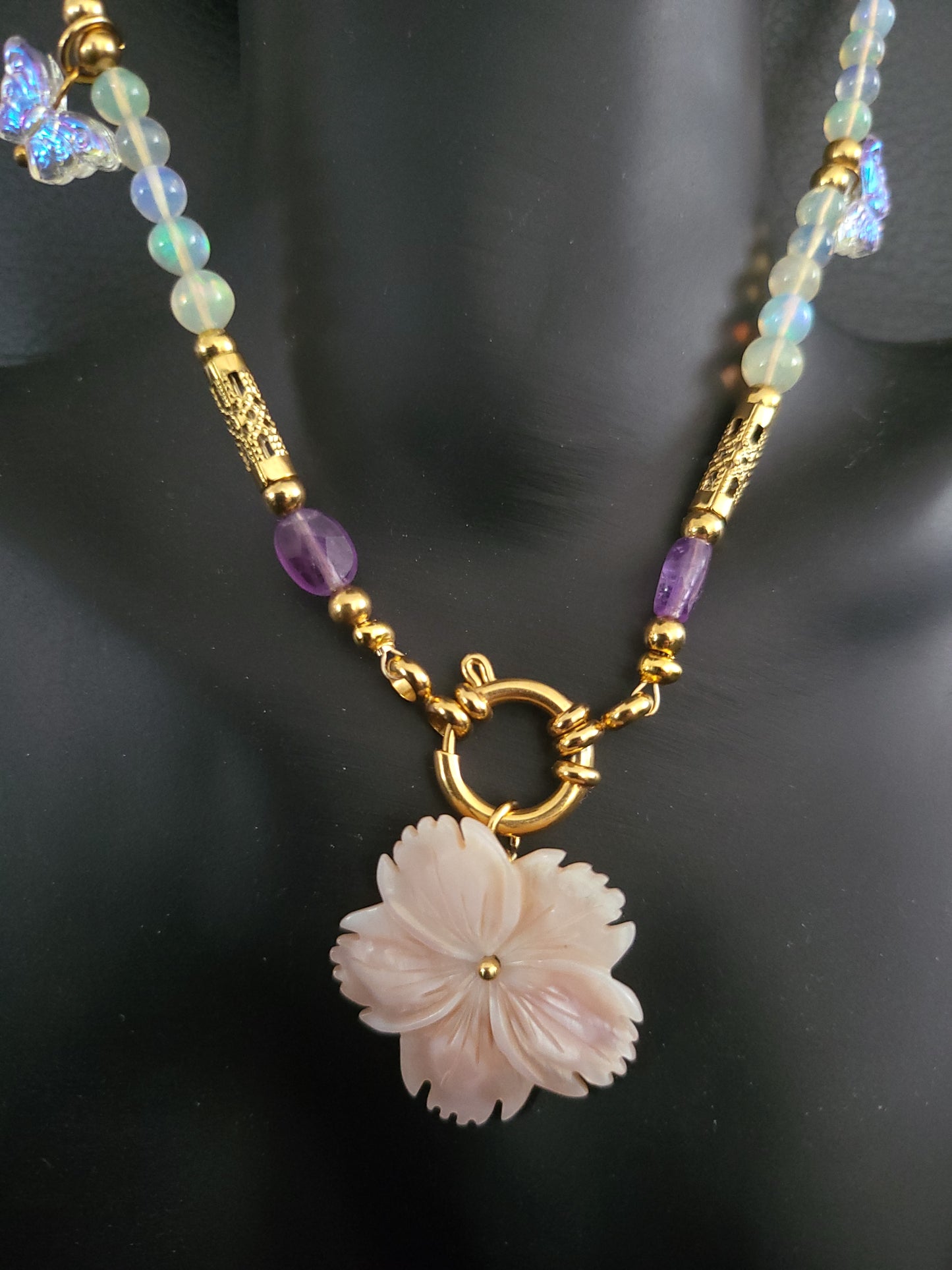 Collier Opalia en perles d'opales blanches naturelles d'Ethiopie, perles d'améthystes et pendentif en nacre rose sculptée