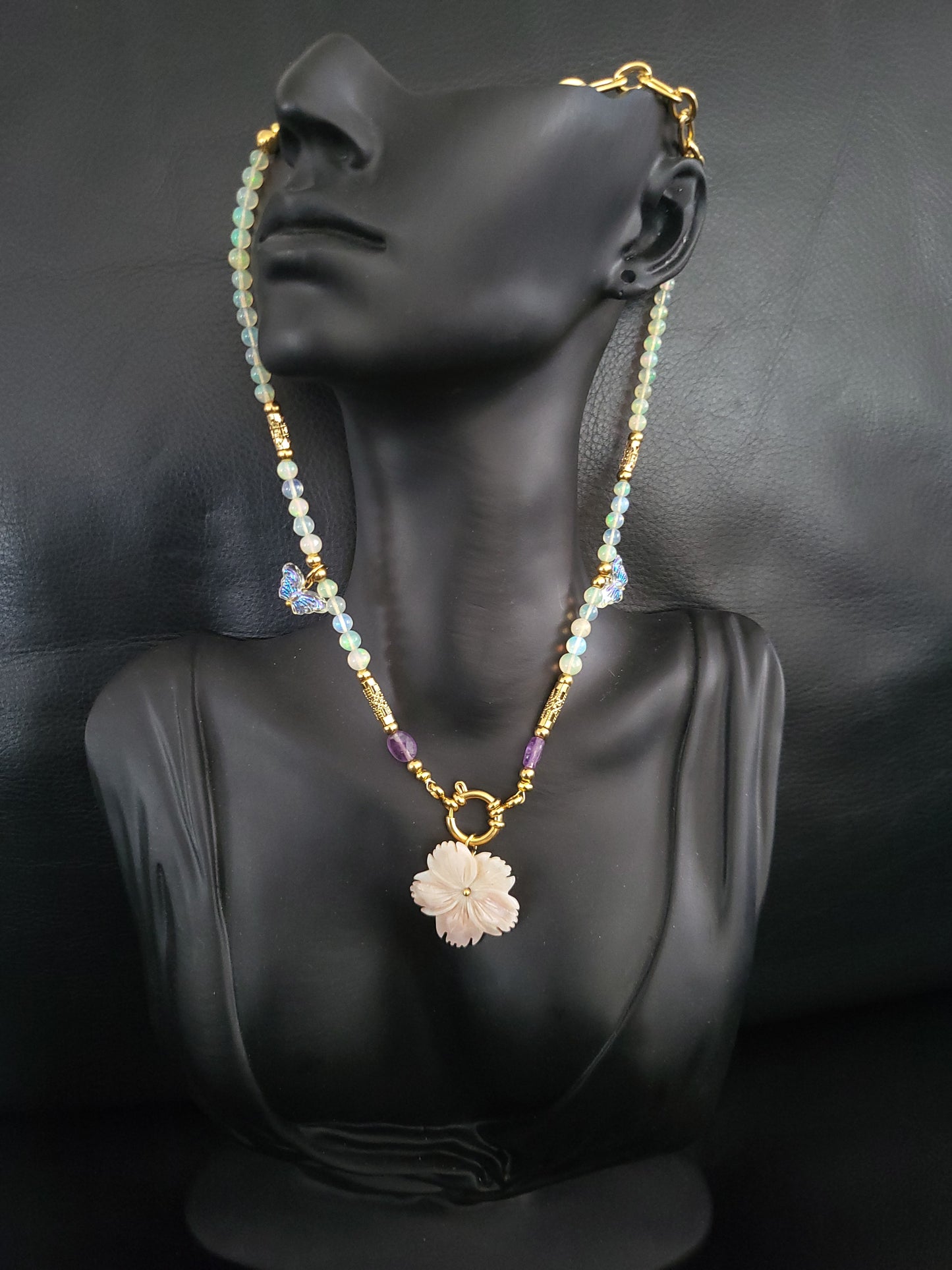 Collier Opalia en perles d'opales blanches naturelles d'Ethiopie, perles d'améthystes et pendentif en nacre rose sculptée