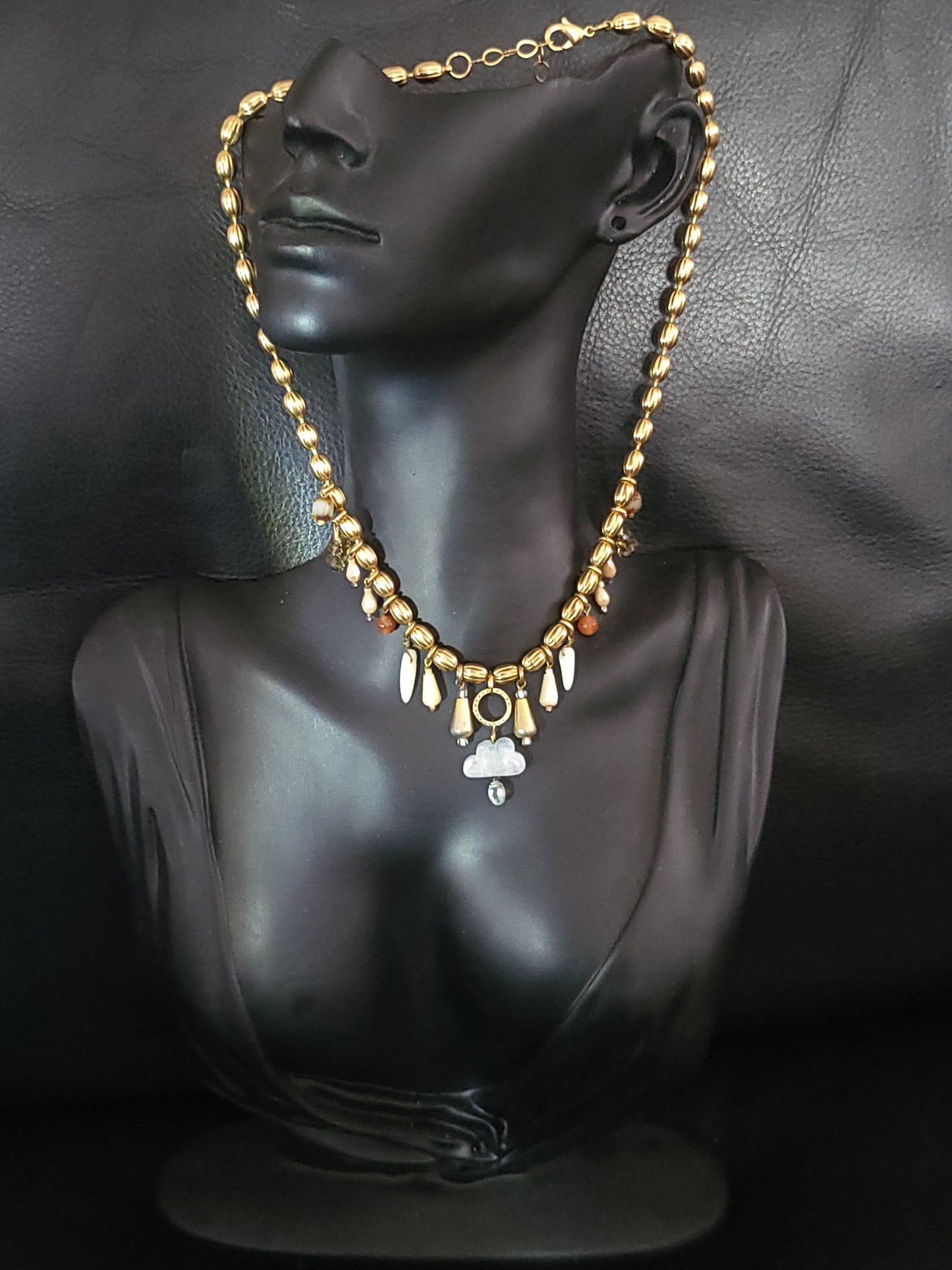 Collier Cloudia en perles de nacre, acier inoxydable, et pendentif en pierre de lune taillée et topaze