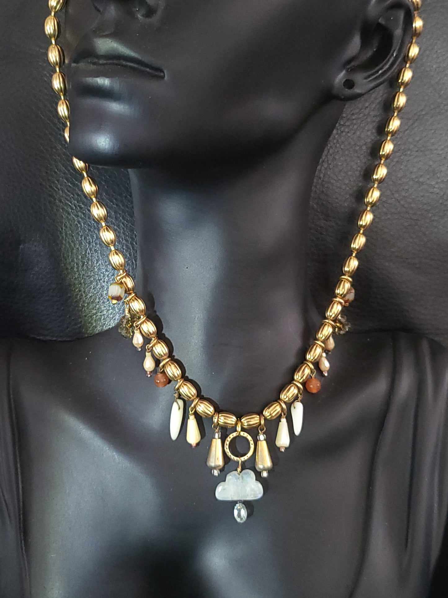 Collier Cloudia en perles de nacre, acier inoxydable, et pendentif en pierre de lune taillée et topaze