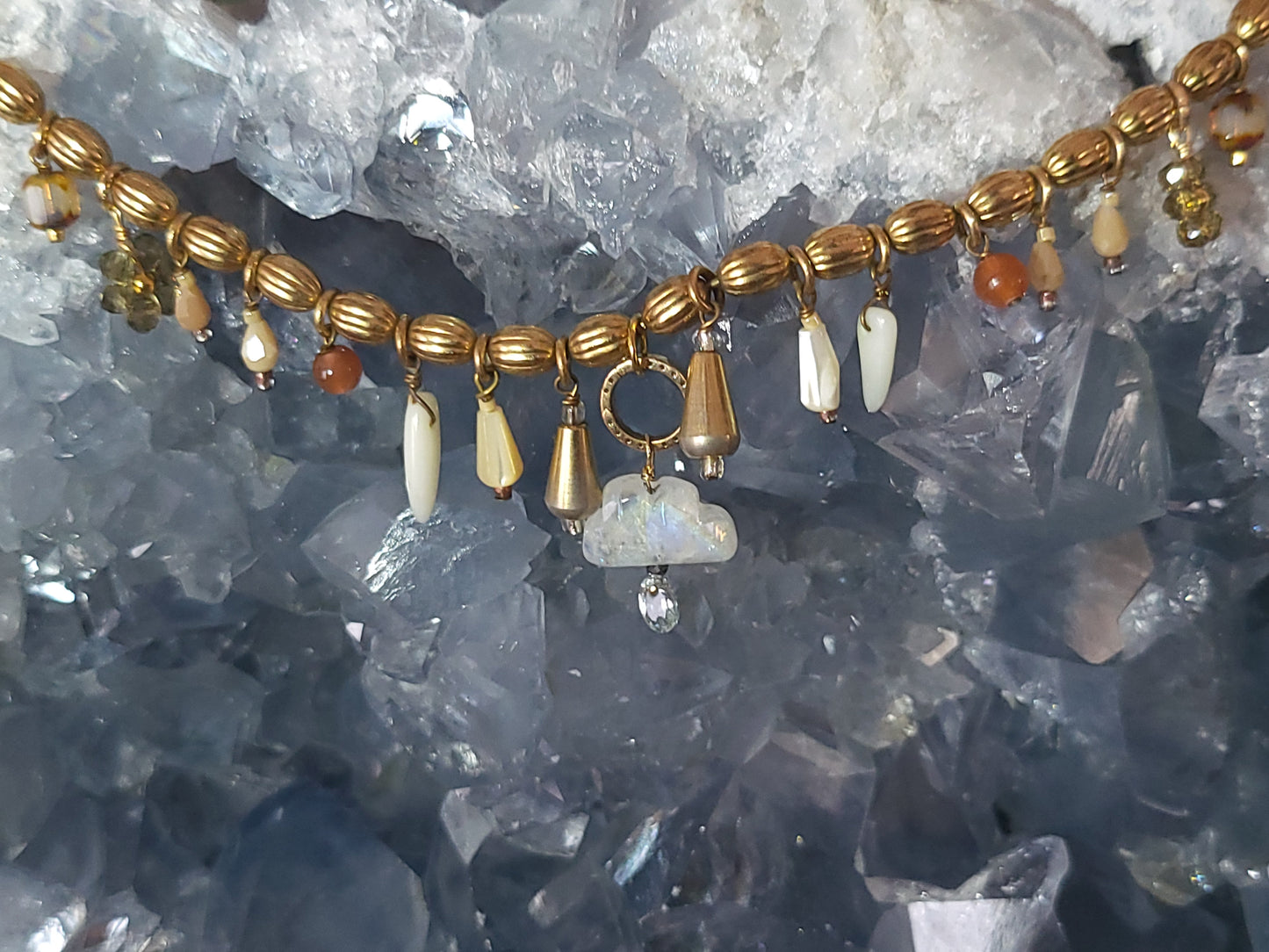 Collier Cloudia en perles de nacre, acier inoxydable, et pendentif en pierre de lune taillée et topaze