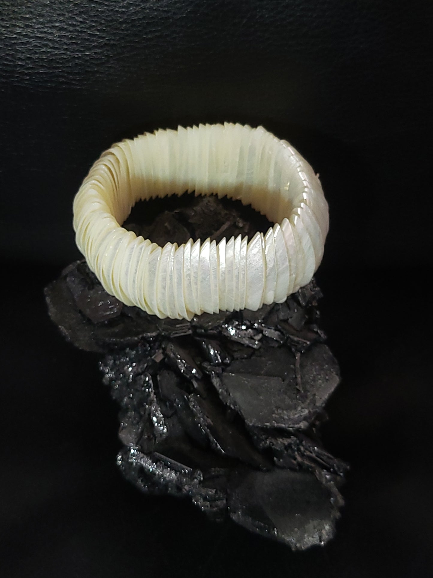 Bracelet Nacria en perles de nacre sculptées