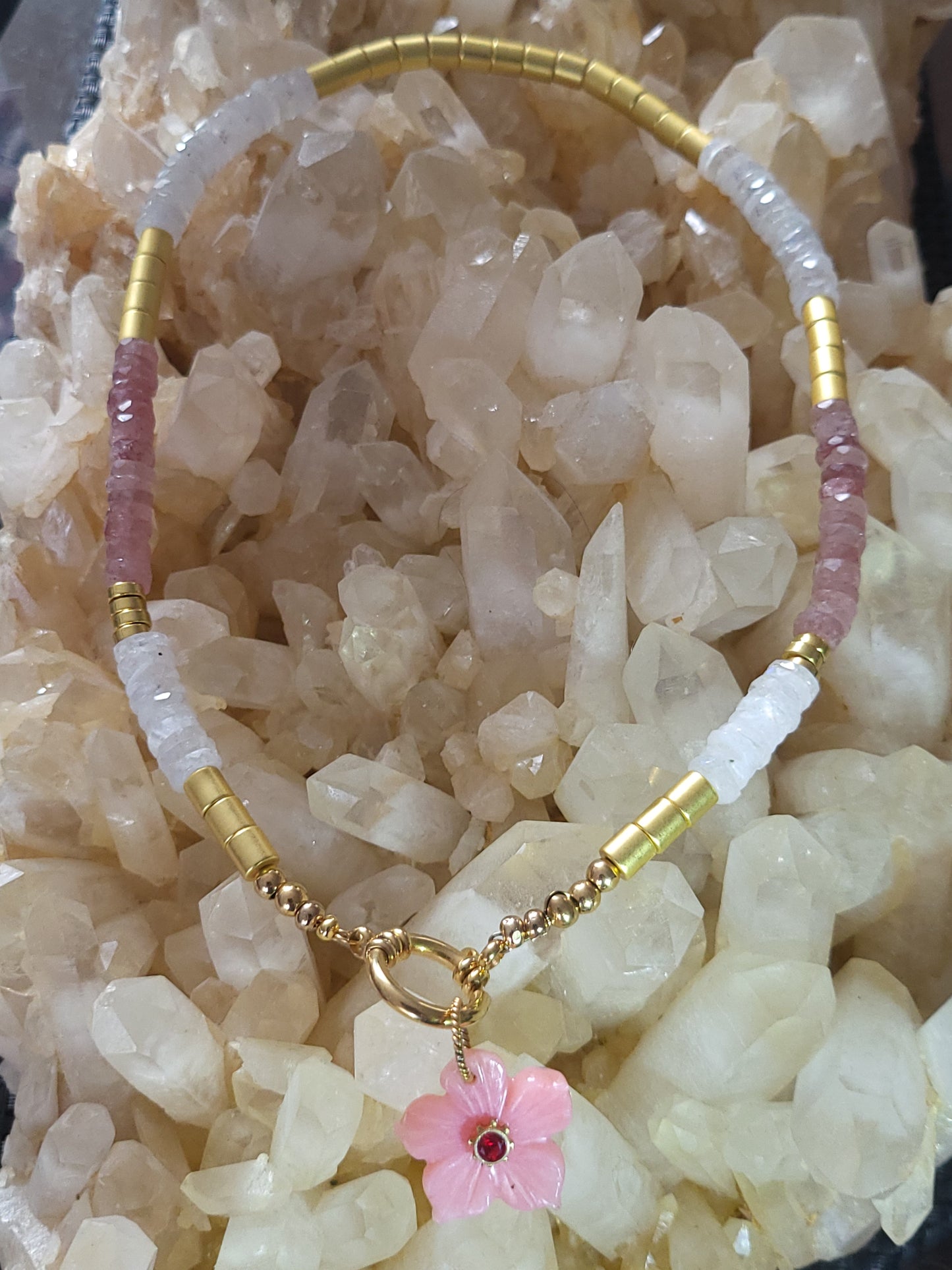 Collier Flora en quartz fraise, en pierre de lune avec pendentif amovible en fleur de quartz rose