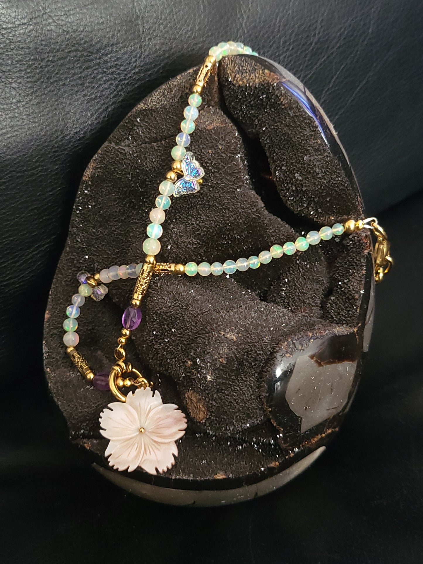 Collier Opalia en perles d'opales blanches naturelles d'Ethiopie, perles d'améthystes et pendentif en nacre rose sculptée