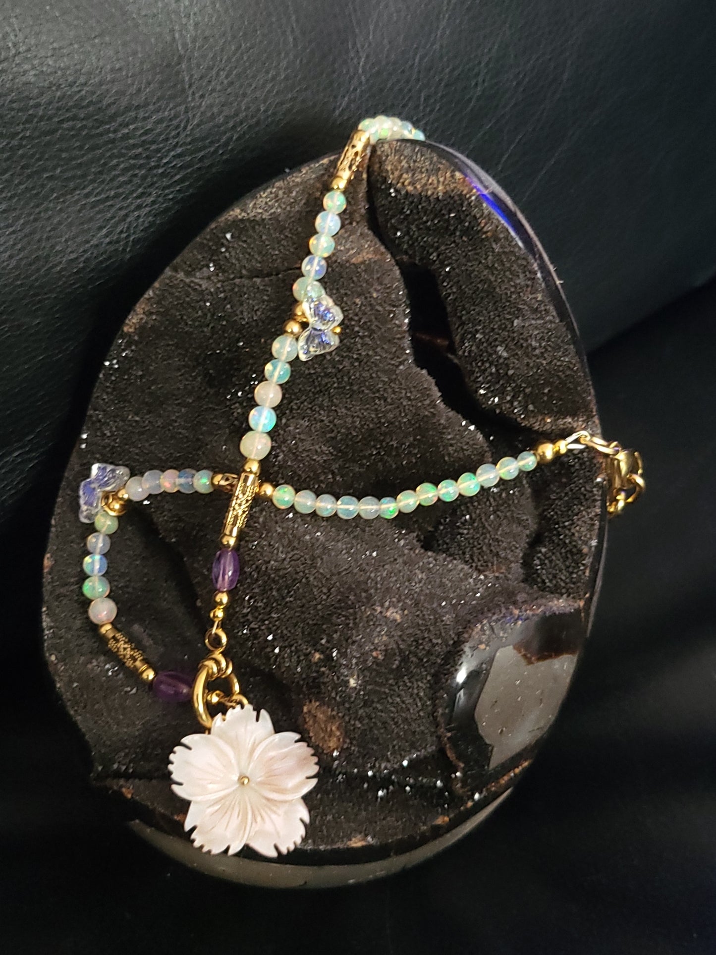 Collier Opalia en perles d'opales blanches naturelles d'Ethiopie, perles d'améthystes et pendentif en nacre rose sculptée