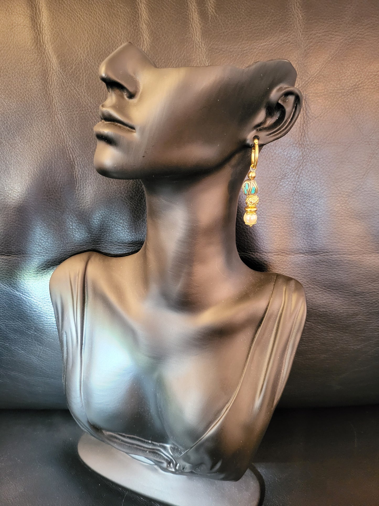 Boucles d'oreilles Berberia en perle berbère marocaine avec incrustation de turquoise, perle blanche et acier inoxydable