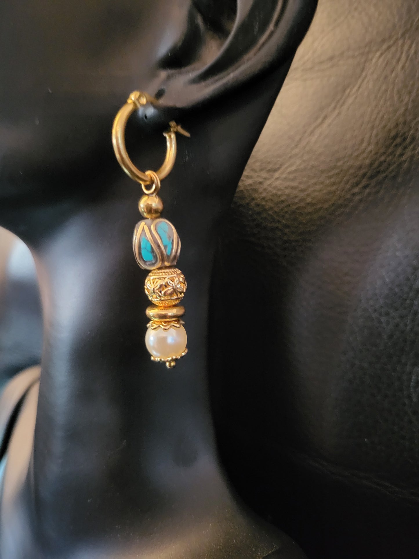 Boucles d'oreilles Berberia en perle berbère marocaine avec incrustation de turquoise, perle blanche et acier inoxydable