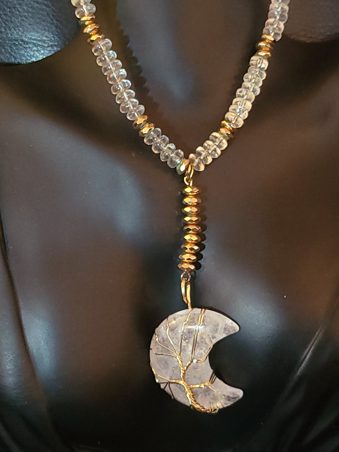 Collier Luna en perles de quartz et pendentif lune en quartz naturel du Maroc