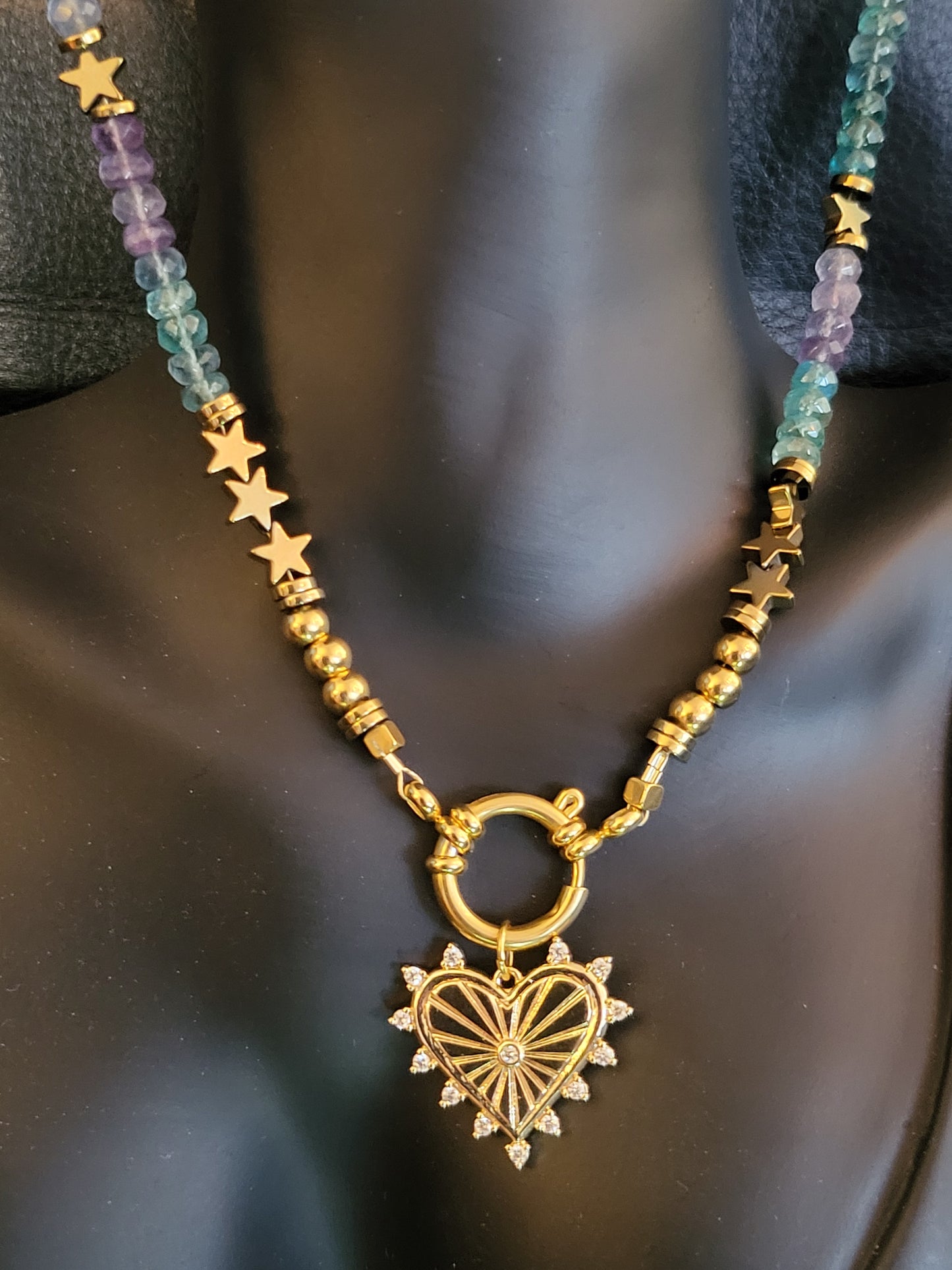 Collier Lili en perles de Fluorite du Mexique, agrémenté d'un délicat pendentif coeur