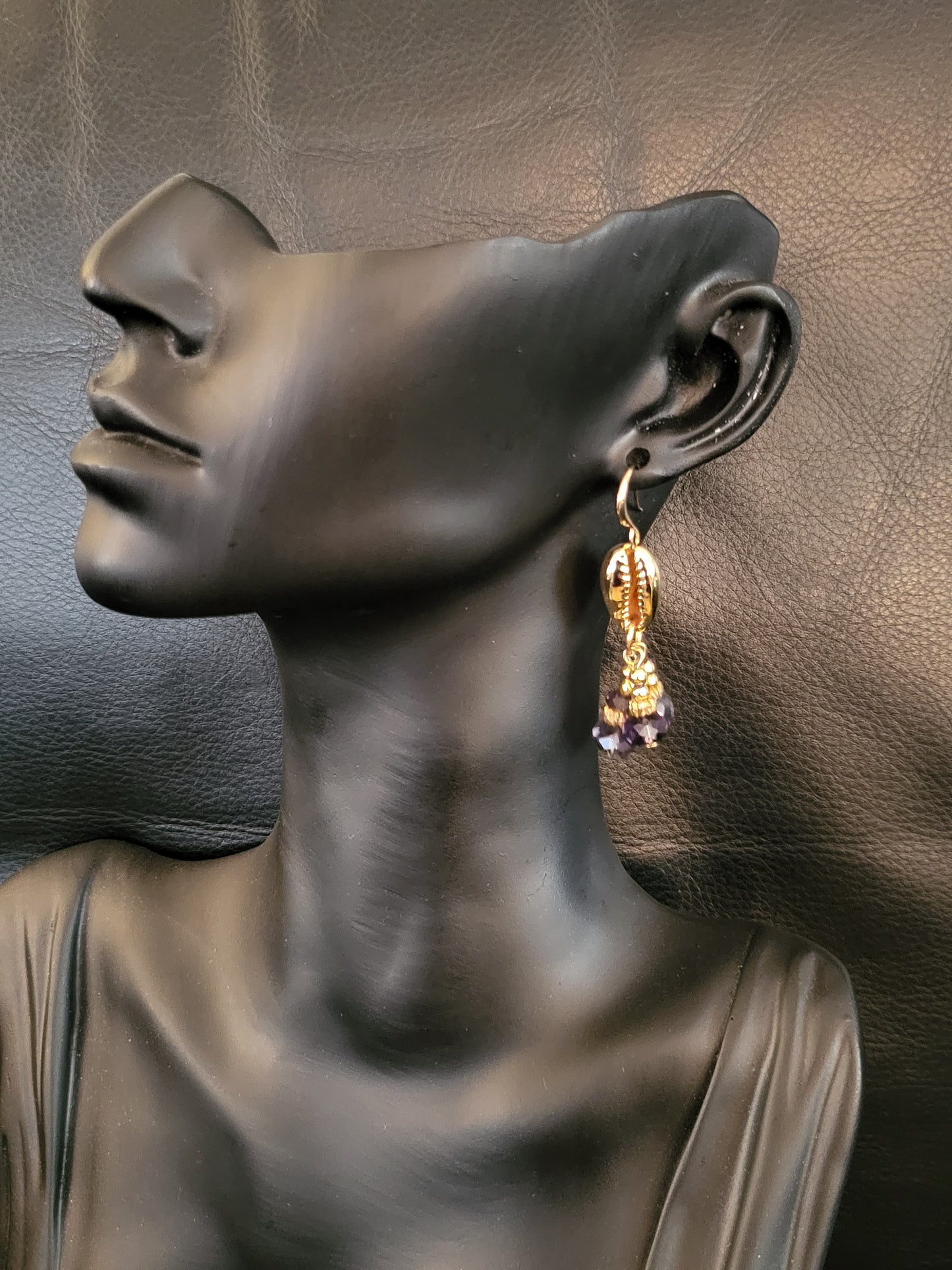 Boucles d'oreilles Nautica avec coquillage porcelaine en acier inoxydable et perles à facette violettes