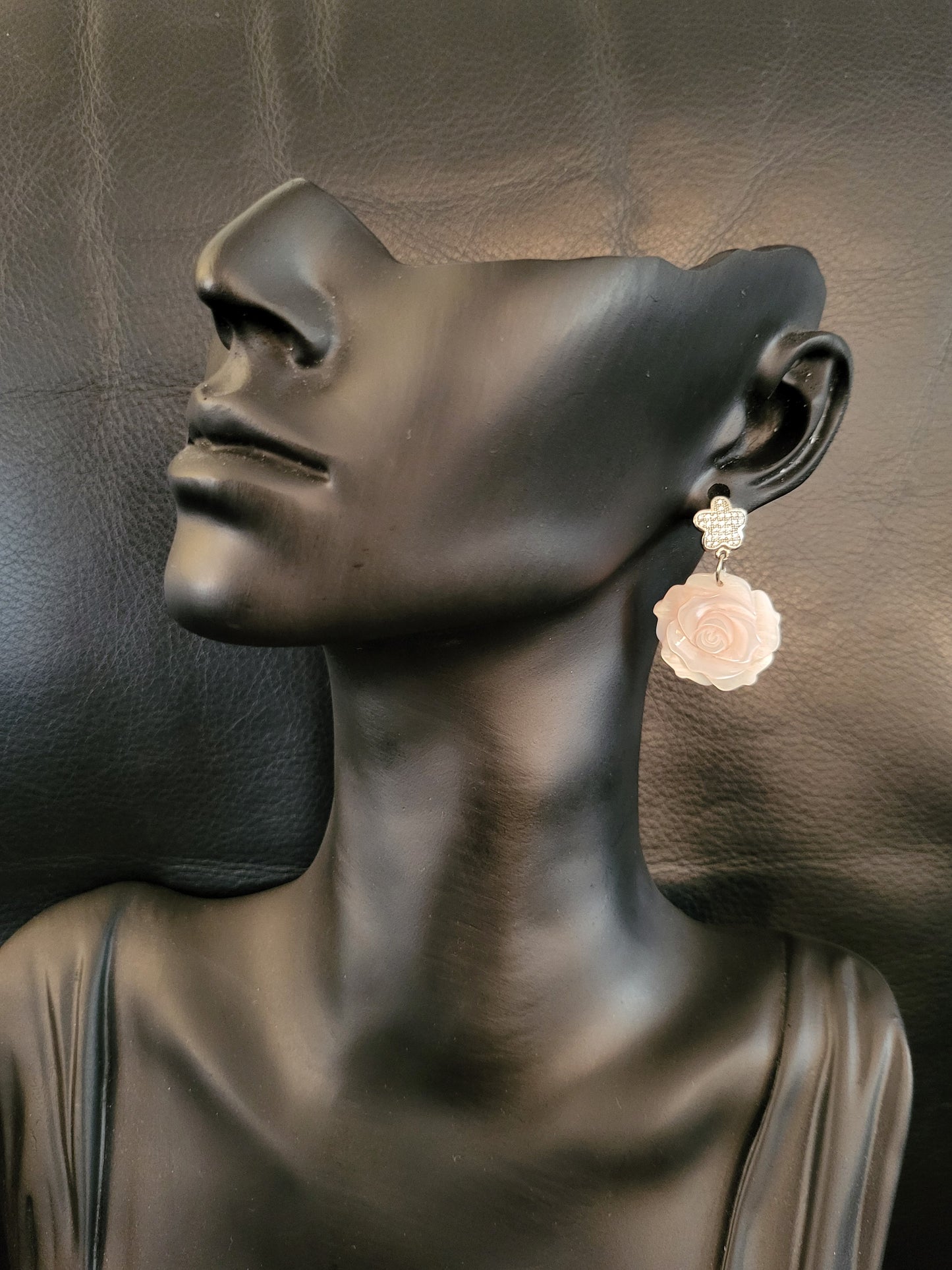 Boucles d'oreilles Rosa, en nacre rose taillée en forme de fleur