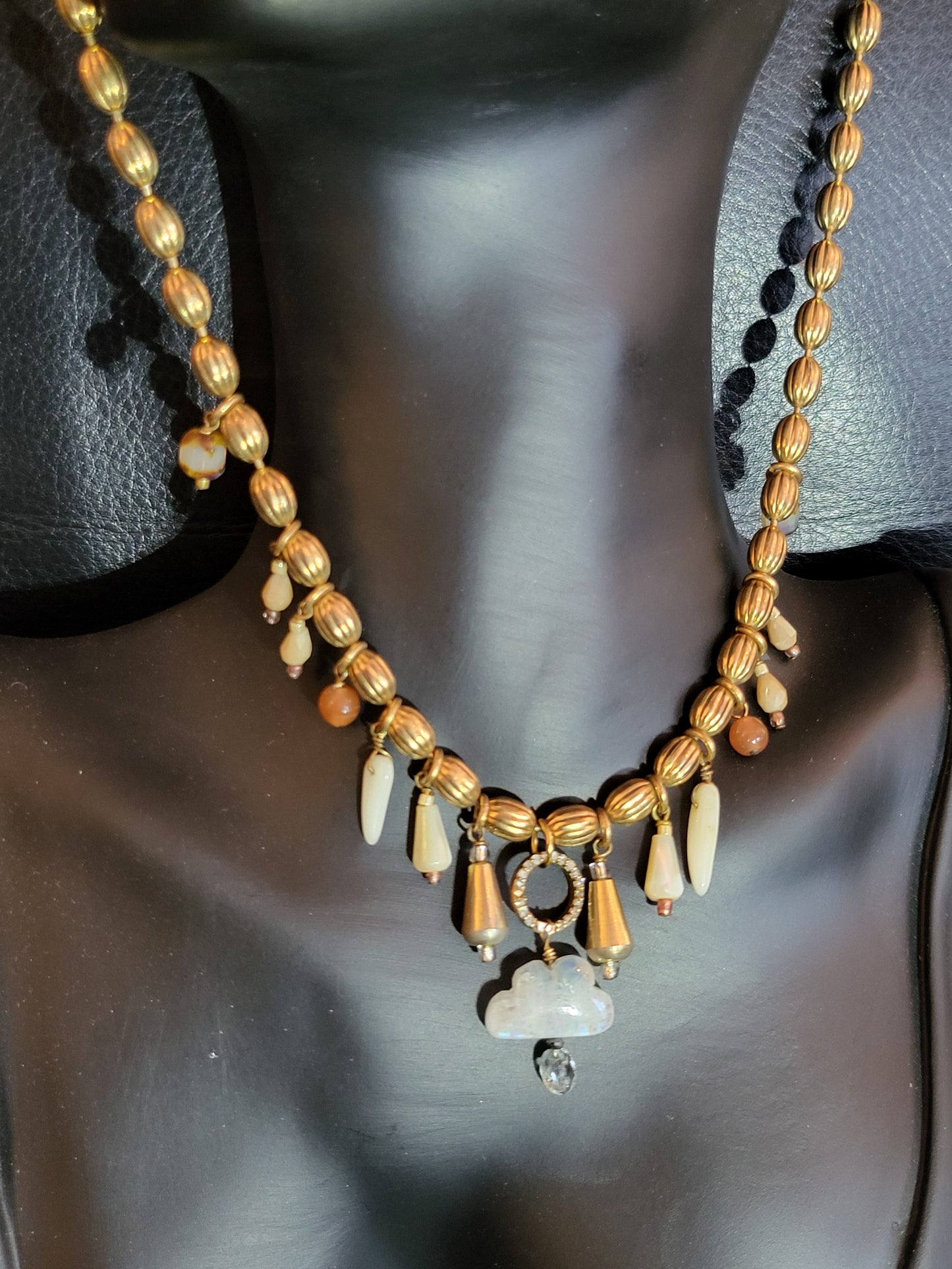 Collier Cloudia en perles de nacre, acier inoxydable, et pendentif en pierre de lune taillée et topaze