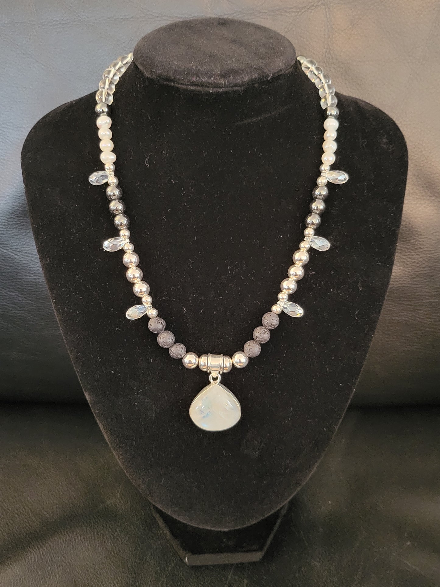 Collier Islandia en perles de lave, d'argent, de quartz, de culture, d'hématite et de verre, avec pendentif en pierre de lune et argent