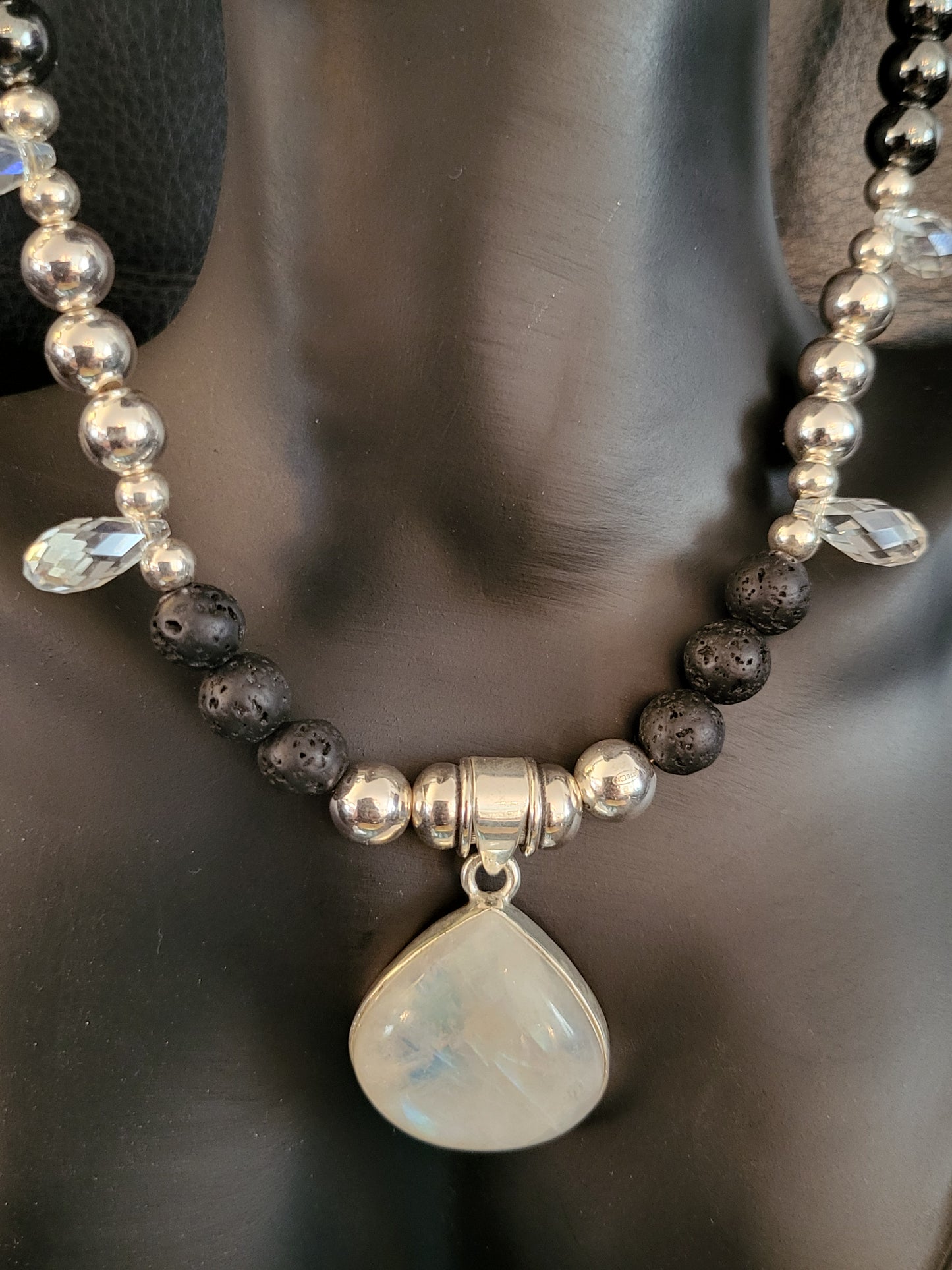 Collier Islandia en perles de lave, d'argent, de quartz, de culture, d'hématite et de verre, avec pendentif en pierre de lune et argent
