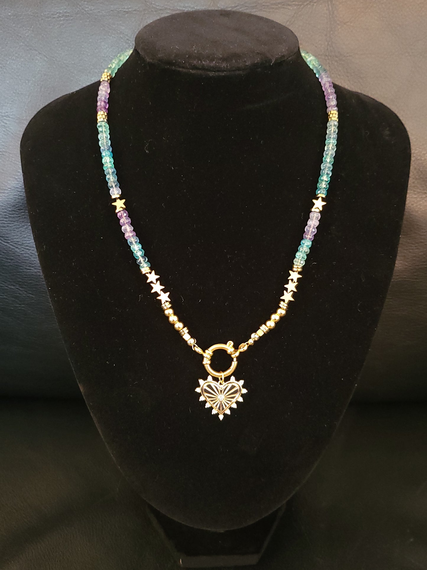 Collier Lili en perles de Fluorite du Mexique, agrémenté d'un délicat pendentif coeur
