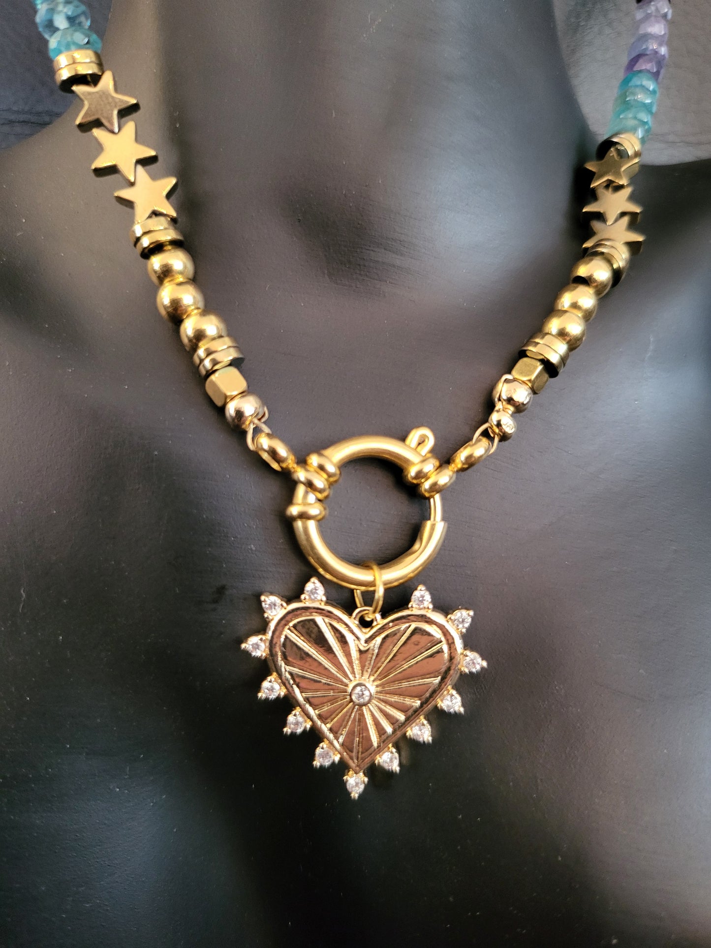 Collier Lili en perles de Fluorite du Mexique, agrémenté d'un délicat pendentif coeur
