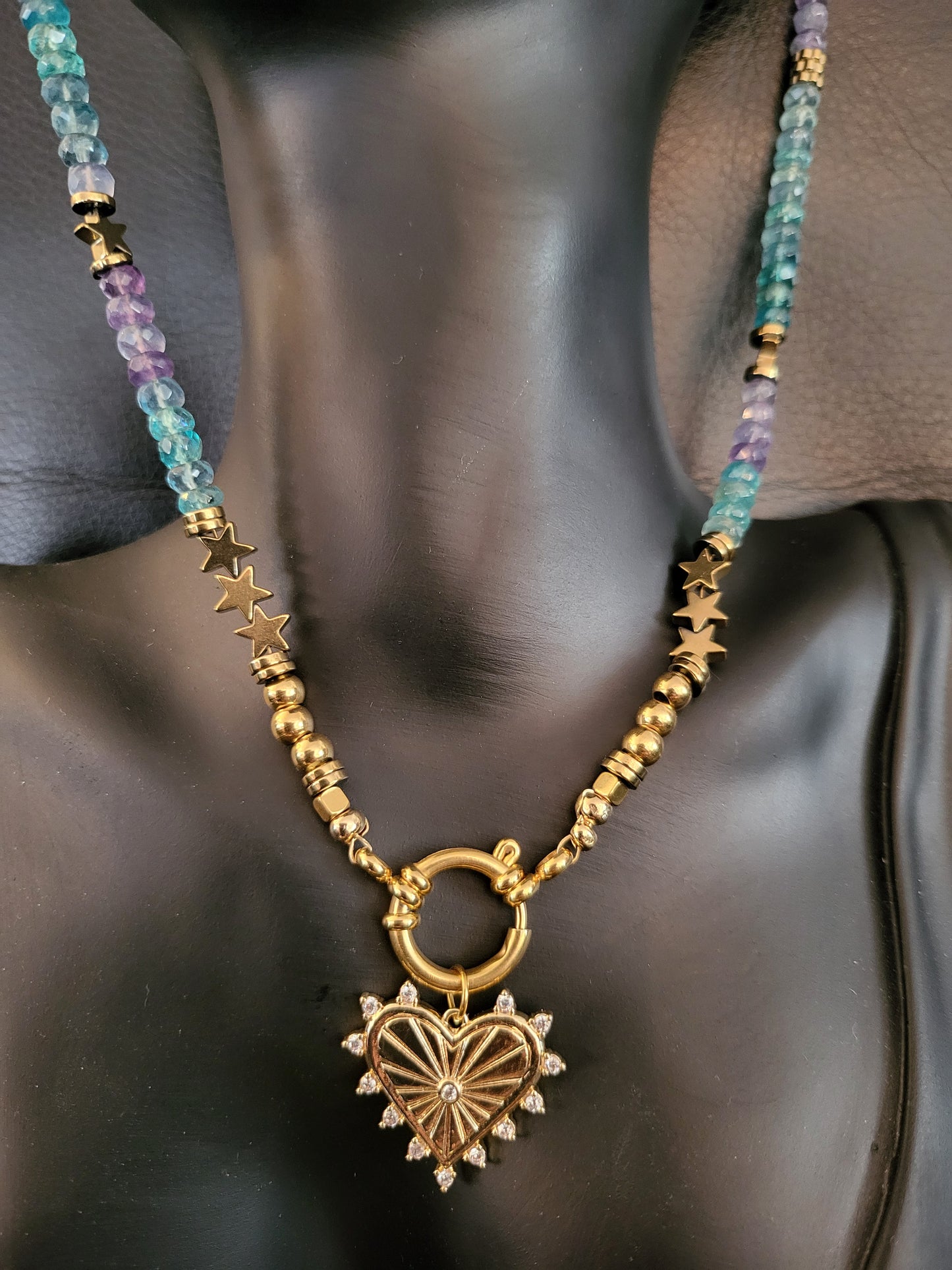 Collier Lili en perles de Fluorite du Mexique, agrémenté d'un délicat pendentif coeur