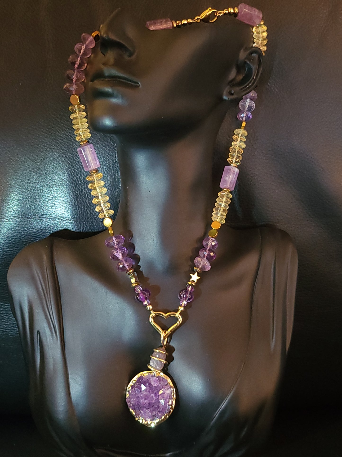 Collier Luz en perles facettées d'améthyste et de citrine avec pendentif en cristaux naturels d'améthyste
