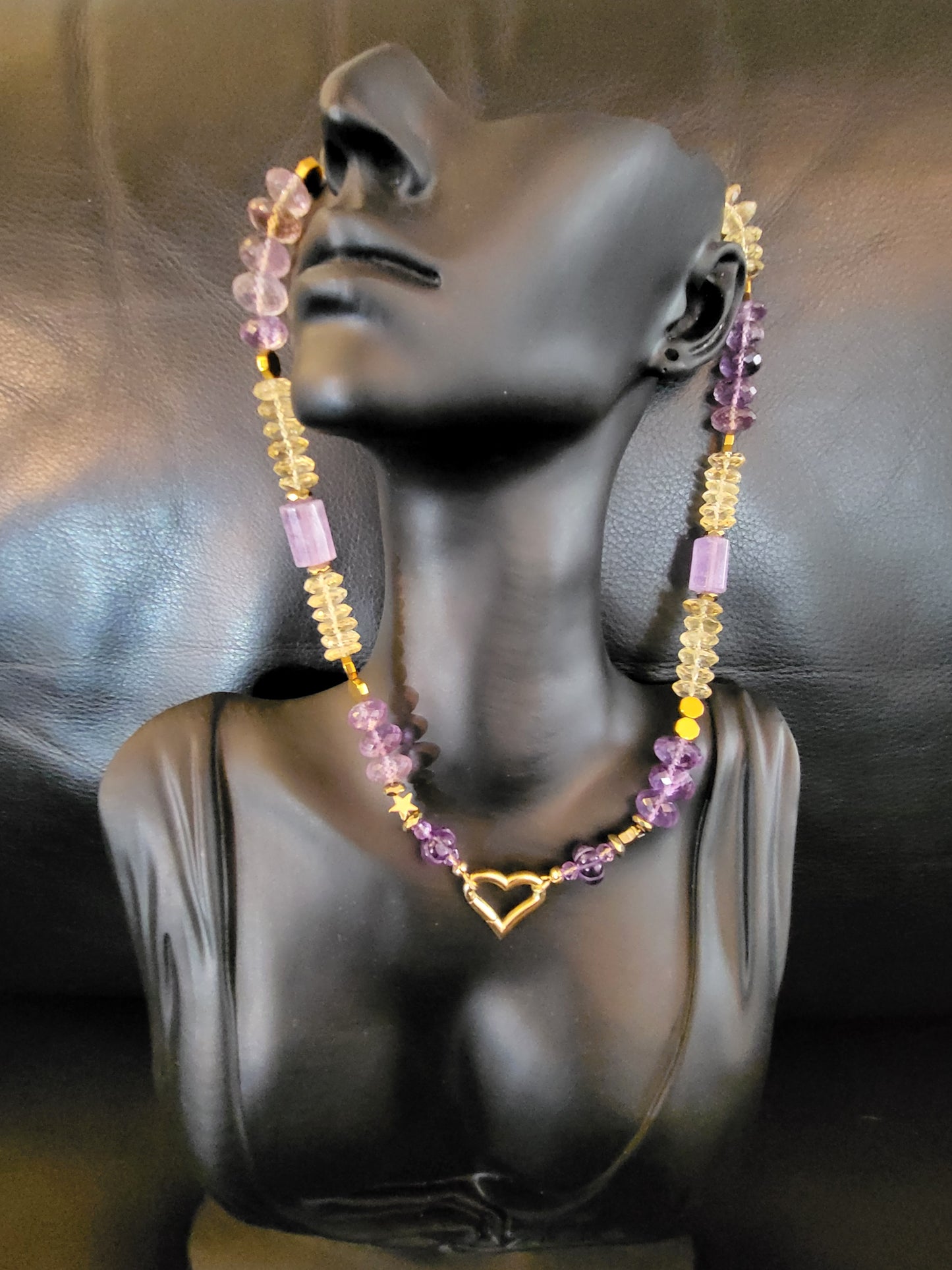 Collier Luz en perles facettées d'améthyste et de citrine avec pendentif en cristaux naturels d'améthyste