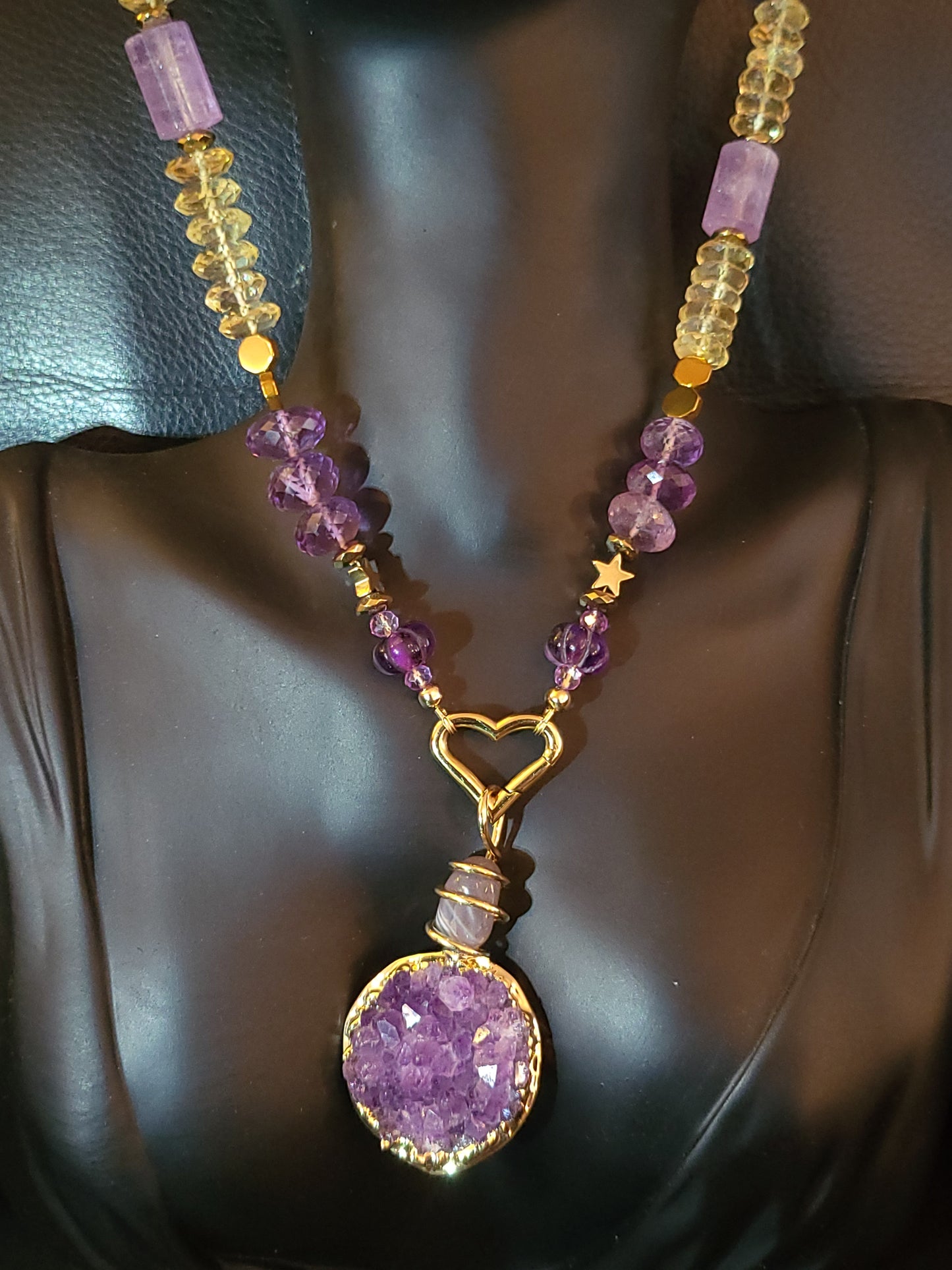 Collier Luz en perles facettées d'améthyste et de citrine avec pendentif en cristaux naturels d'améthyste
