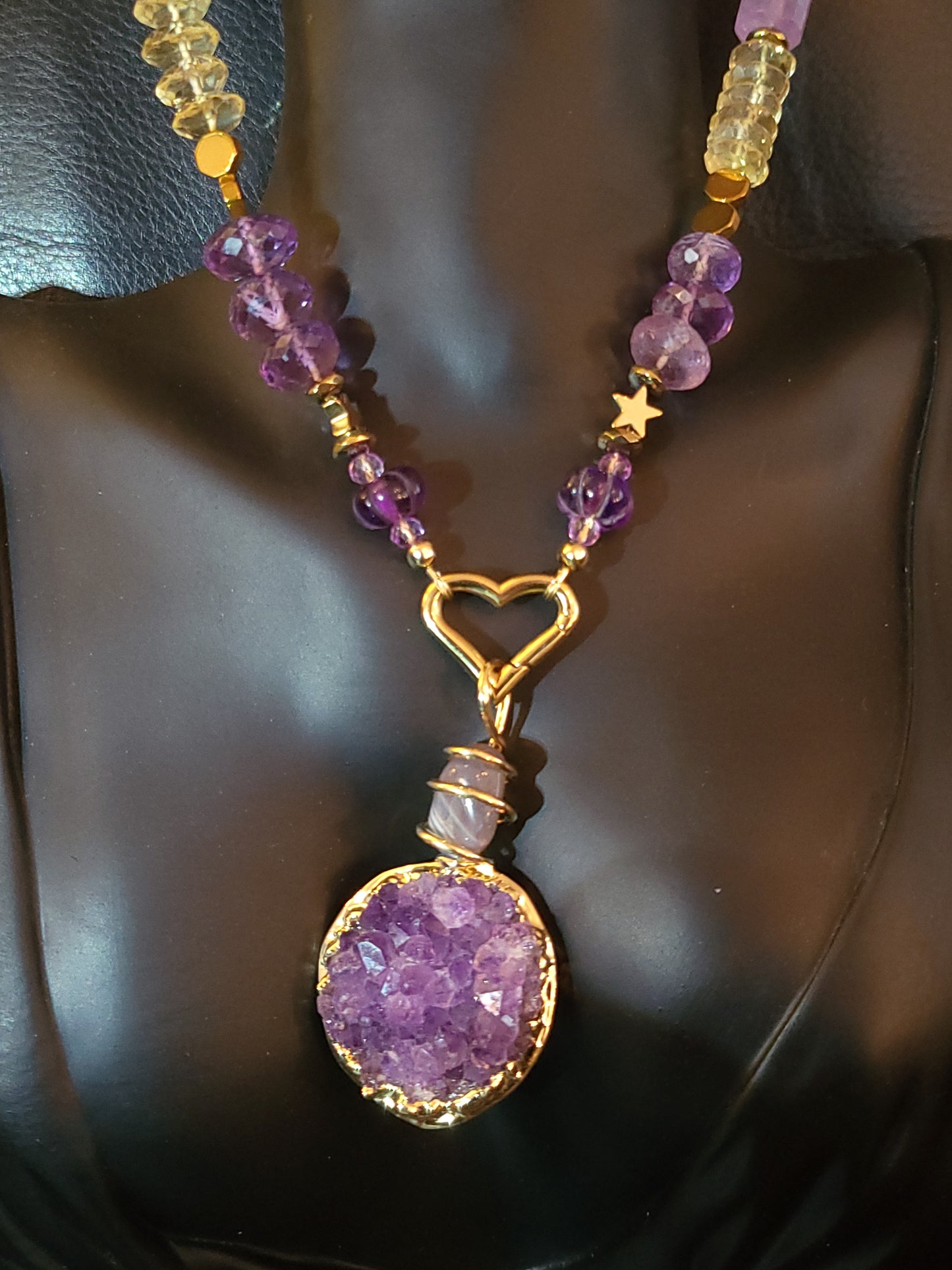 Collier Luz en perles facettées d'améthyste et de citrine avec pendentif en cristaux naturels d'améthyste
