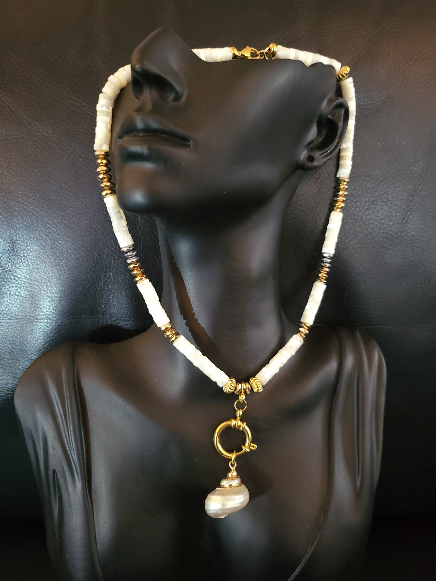 Collier Sheila en perles de nacre naturelle et pendentif en coquillage nacré naturel