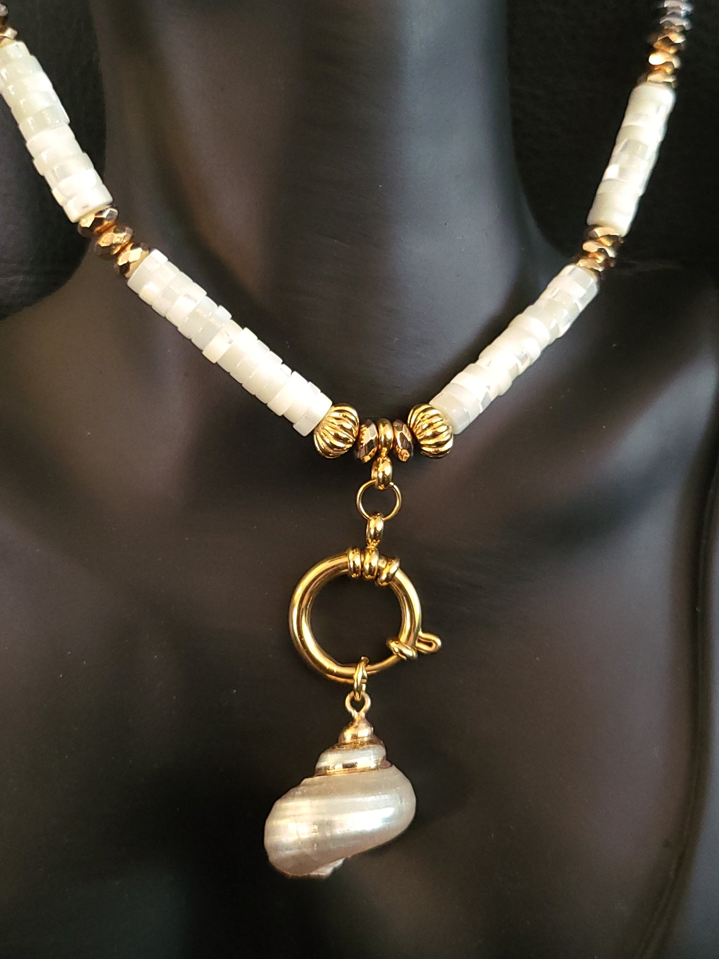 Collier Sheila en perles de nacre naturelle et pendentif en coquillage nacré naturel