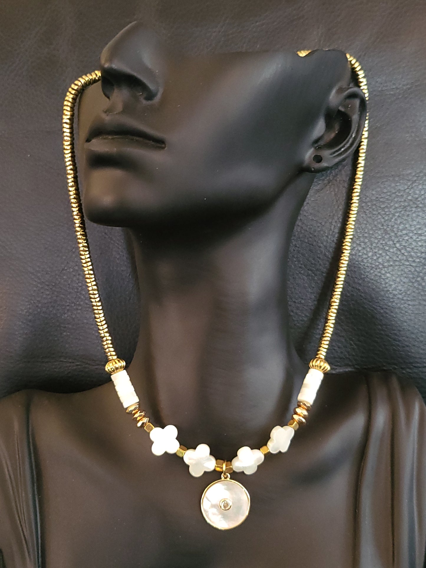 Collier Sol en perles de nacre naturelle et pendentif rond en nacre et zirconium