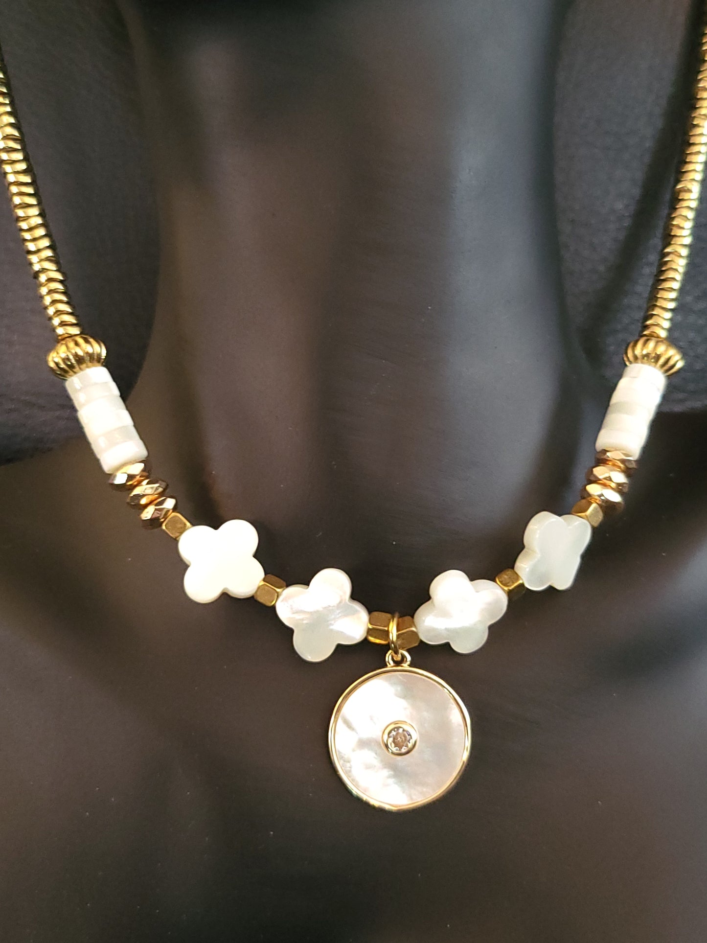 Collier Sol en perles de nacre naturelle et pendentif rond en nacre et zirconium
