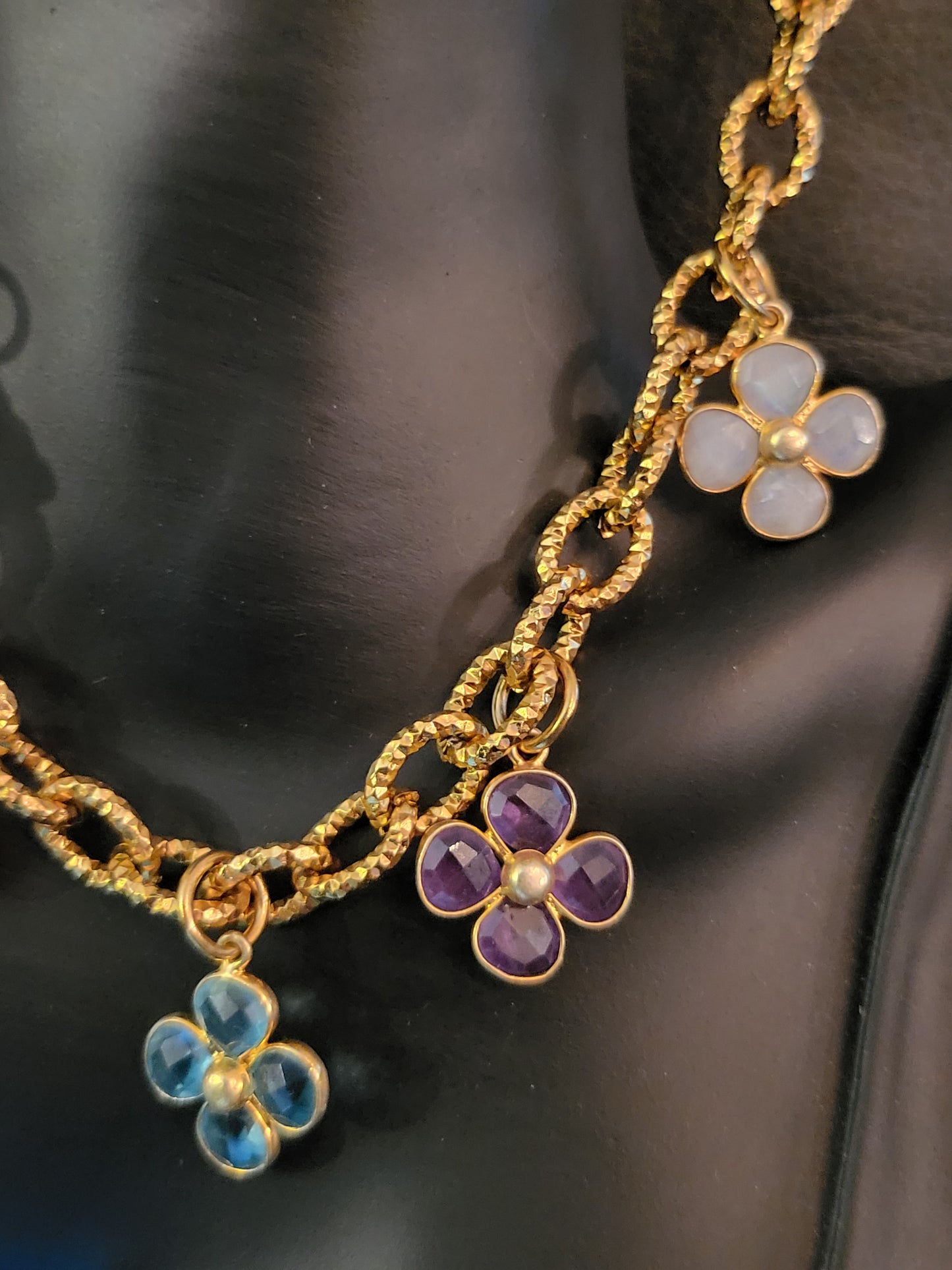 Collier Fiora en fleurs de topaze, lapis lazuli, pierre de lune, améthyste et aventurine