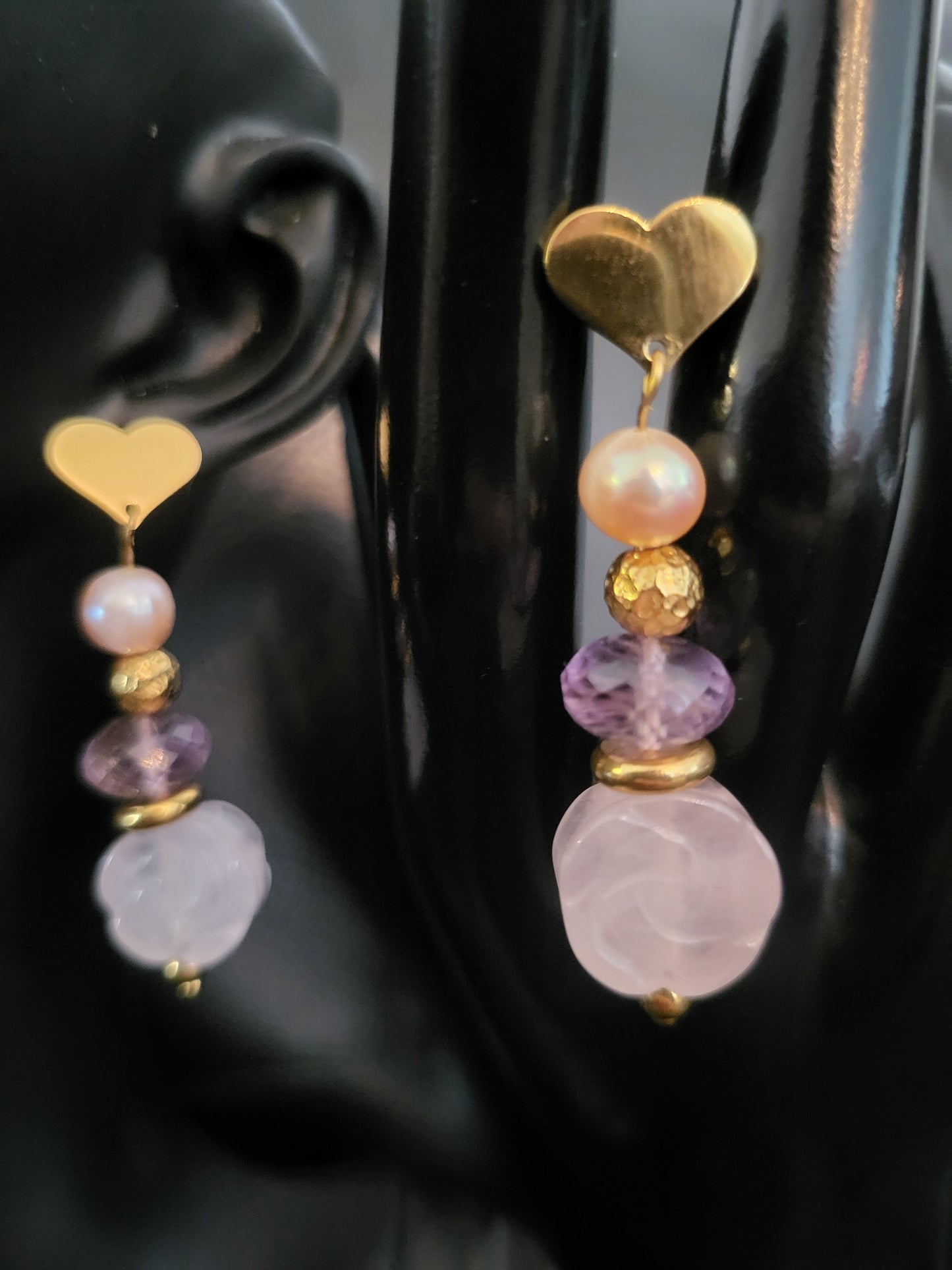 Boucles d'oreilles Rosy avec fleurs en quartz rose naturelle, perles en améthyste facettée et perles de culture rose pâle