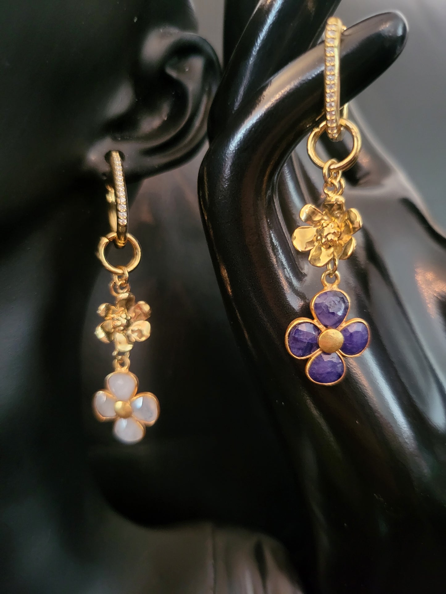 Boucles d'oreilles Reina attaches en argent plaqué or et fleurs en pierres de lune et lapis lazuli et acier inoxydable