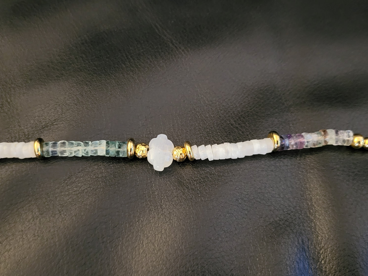Bracelet Cloudy en perles de pierre de lune et fluorite, avec un délicat nuage en pierre de lune