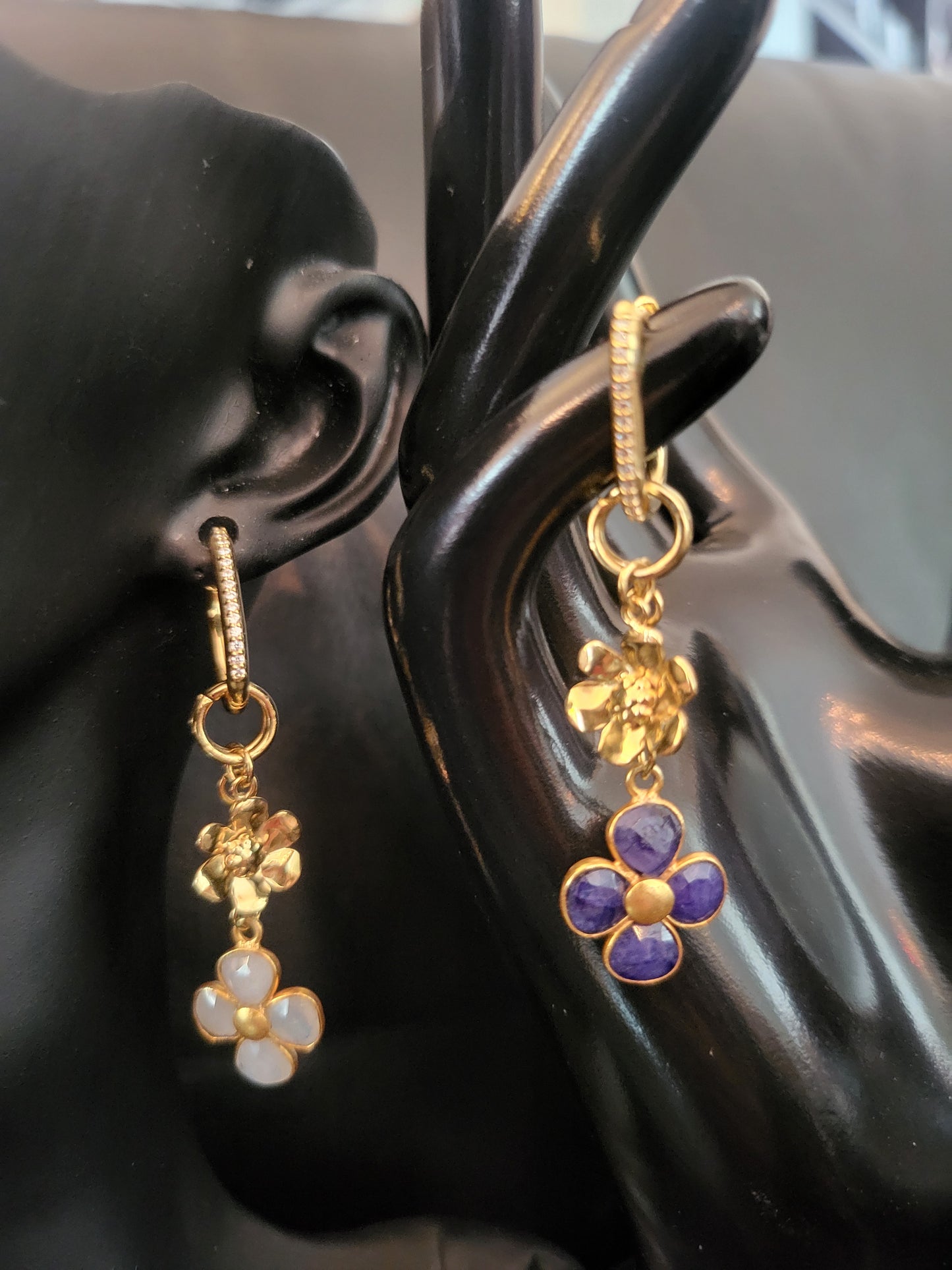 Boucles d'oreilles Reina attaches en argent plaqué or et fleurs en pierres de lune et lapis lazuli et acier inoxydable