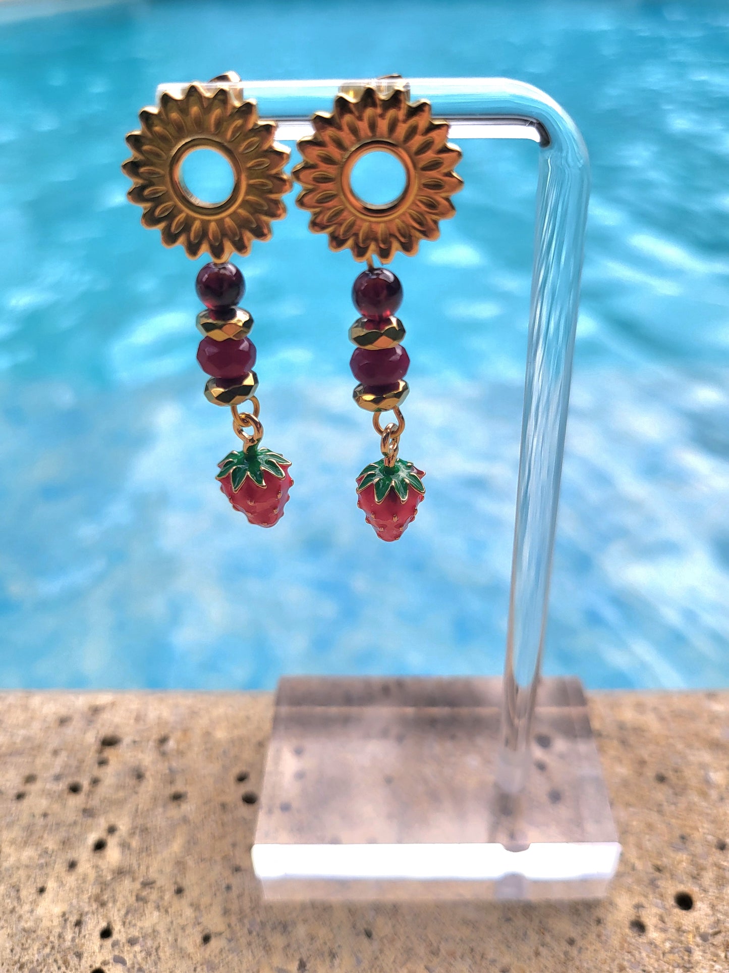 Boucles d'oreilles Fresia en perles de rubis et grenat avec fraise en email véritable