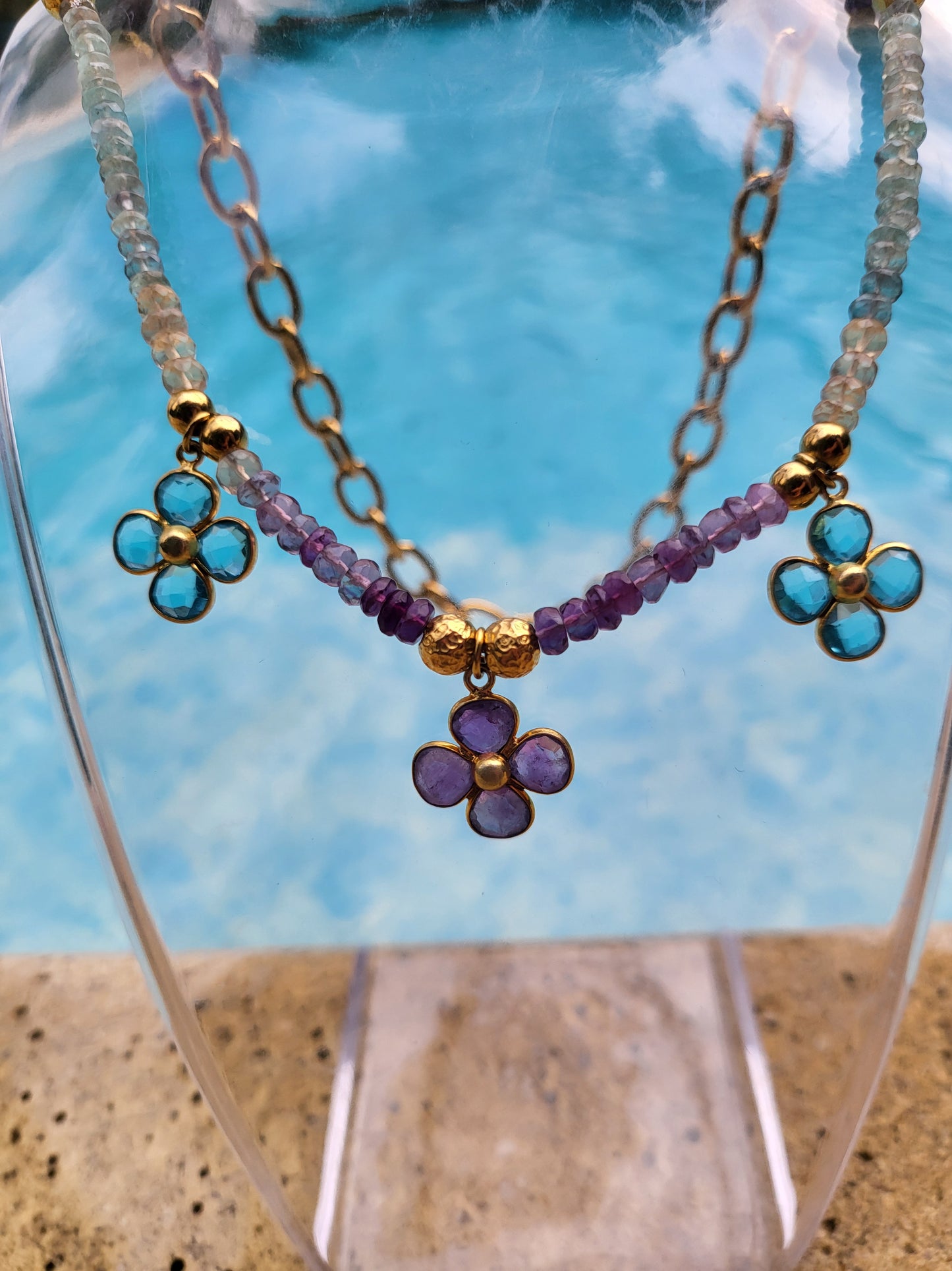 Collier Fiorina, en fleurs de topaze, lapis lazuli, pierre de lune, améthyste et aventurine, et perles en fluorite.
