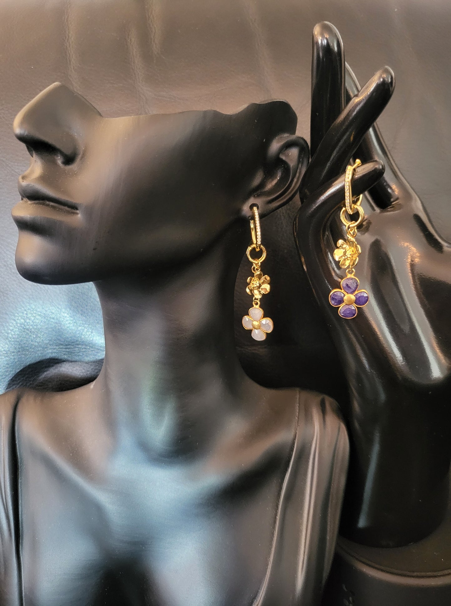 Boucles d'oreilles Reina attaches en argent plaqué or et fleurs en pierres de lune et lapis lazuli et acier inoxydable