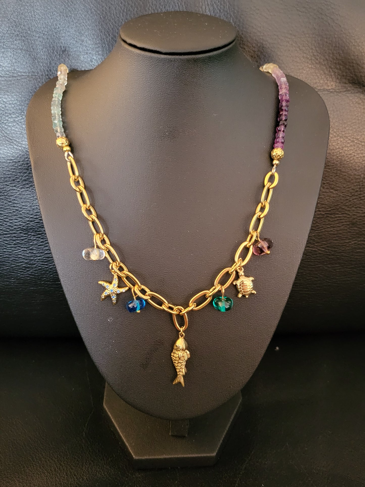 Collier Océania avec pendentifs marins, perles de fluorite et perles en verre de Murano