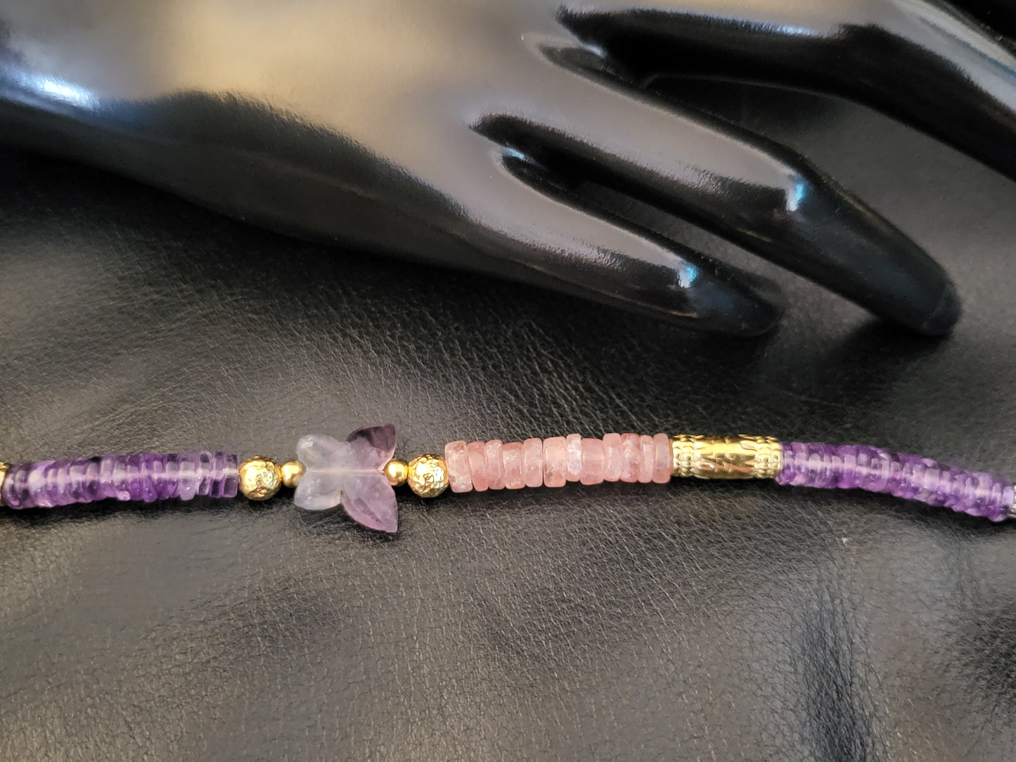 Bracelet Betty en perles de quartz fraise, améthyste et papillon en fluorite