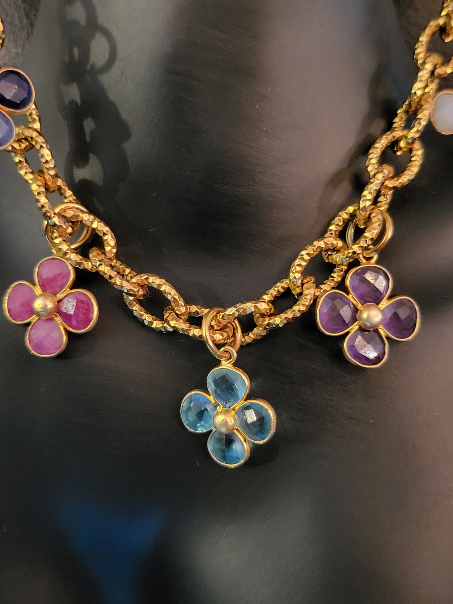 Collier Fiora en fleurs de topaze, lapis lazuli, pierre de lune, améthyste et aventurine