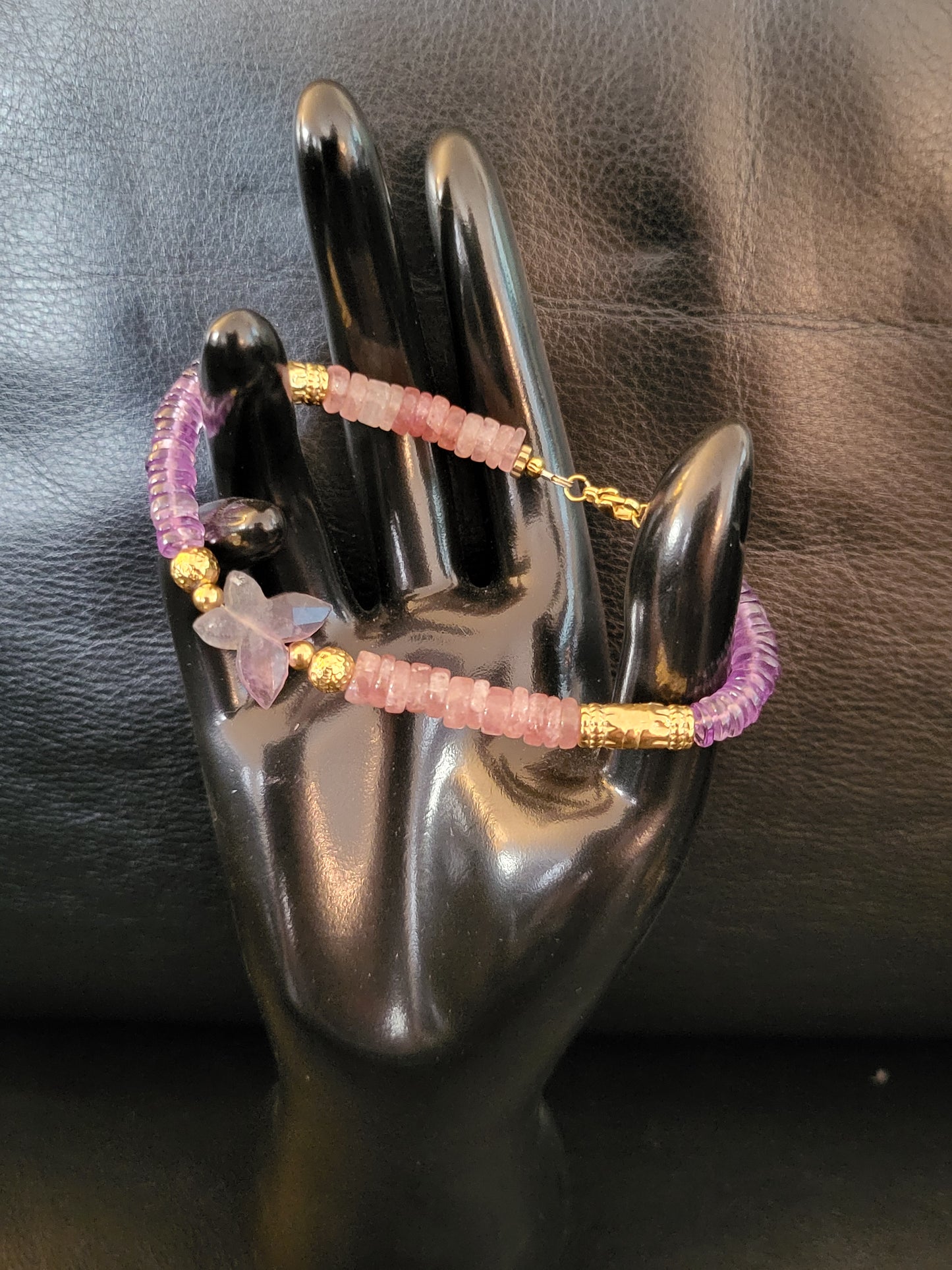 Bracelet Betty en perles de quartz fraise, améthyste et papillon en fluorite