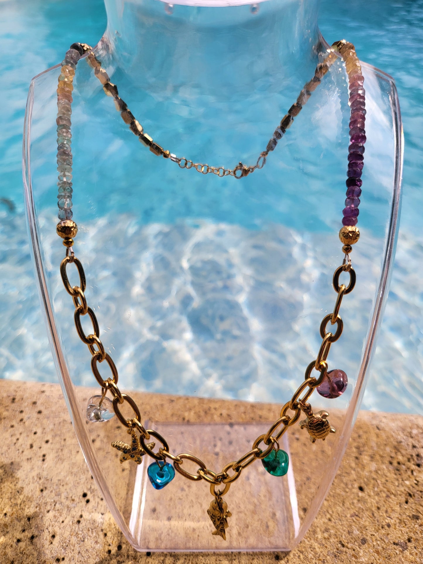 Collier Océania avec pendentifs marins, perles de fluorite et perles en verre de Murano
