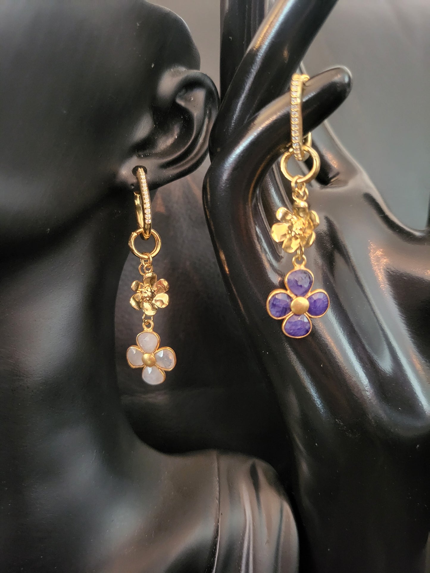 Boucles d'oreilles Reina attaches en argent plaqué or et fleurs en pierres de lune et lapis lazuli et acier inoxydable