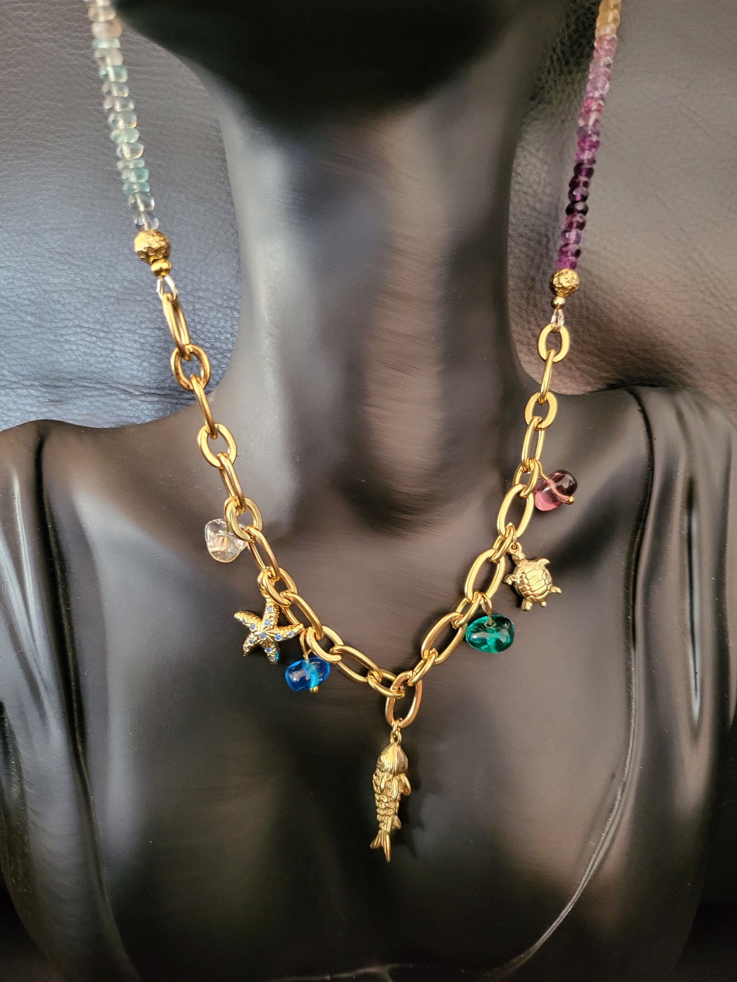 Collier Océania avec pendentifs marins, perles de fluorite et perles en verre de Murano