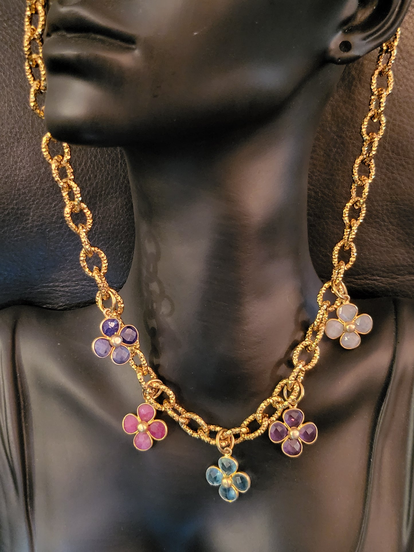 Collier Fiora en fleurs de topaze, lapis lazuli, pierre de lune, améthyste et aventurine