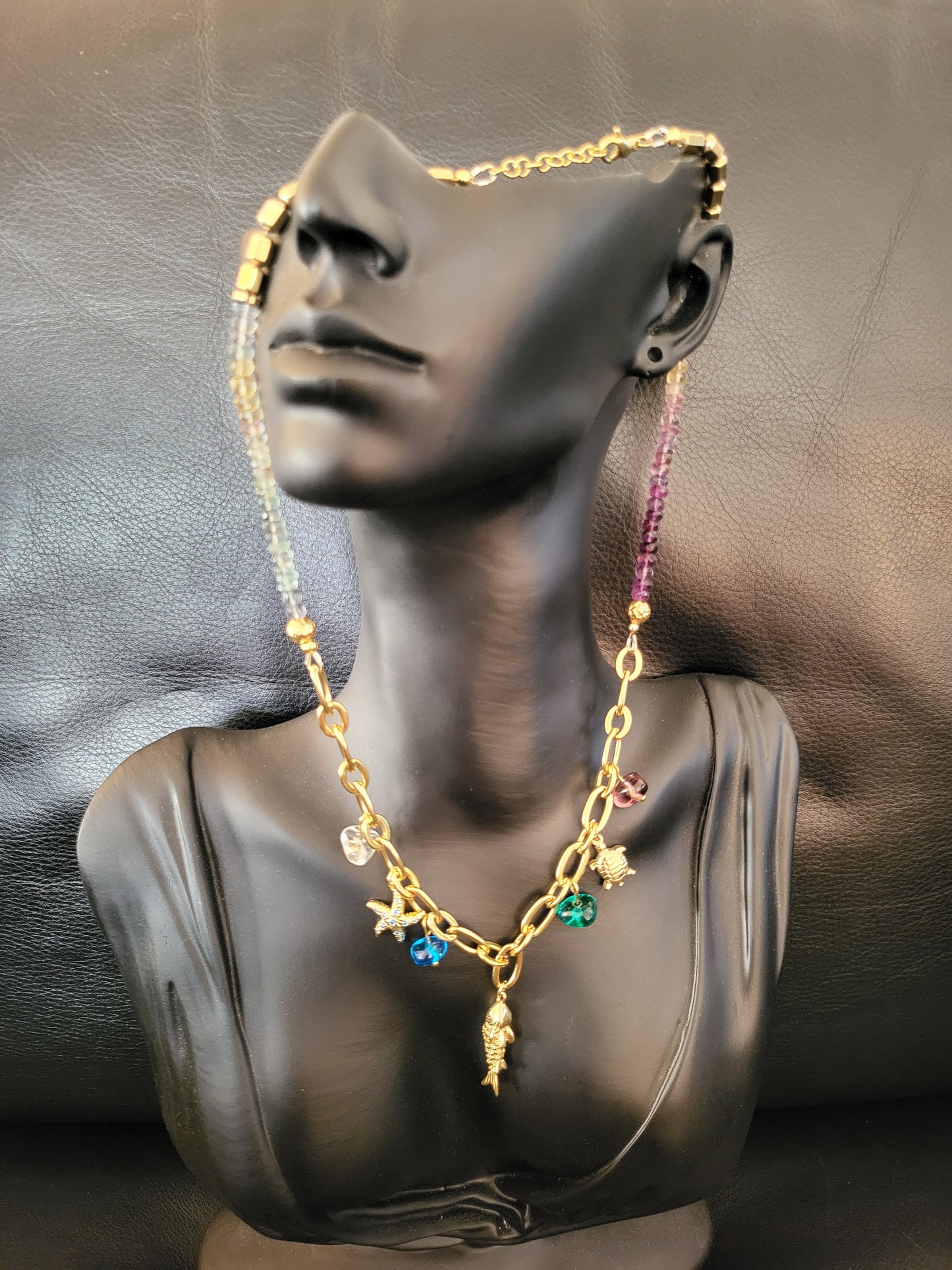 Collier Océania avec pendentifs marins, perles de fluorite et perles en verre de Murano