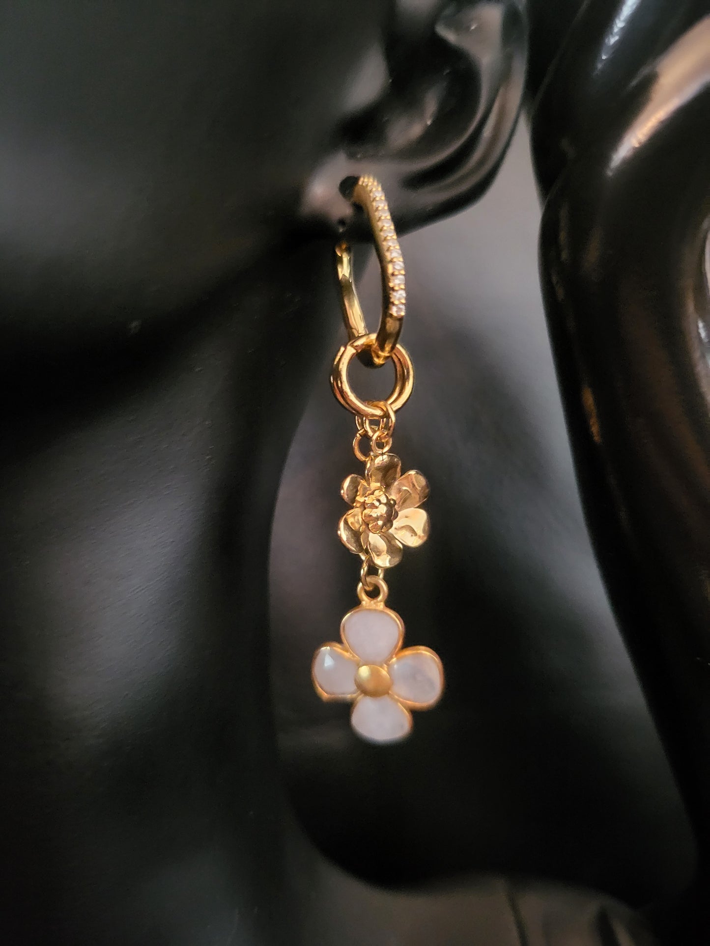 Boucles d'oreilles Reina attaches en argent plaqué or et fleurs en pierres de lune et lapis lazuli et acier inoxydable