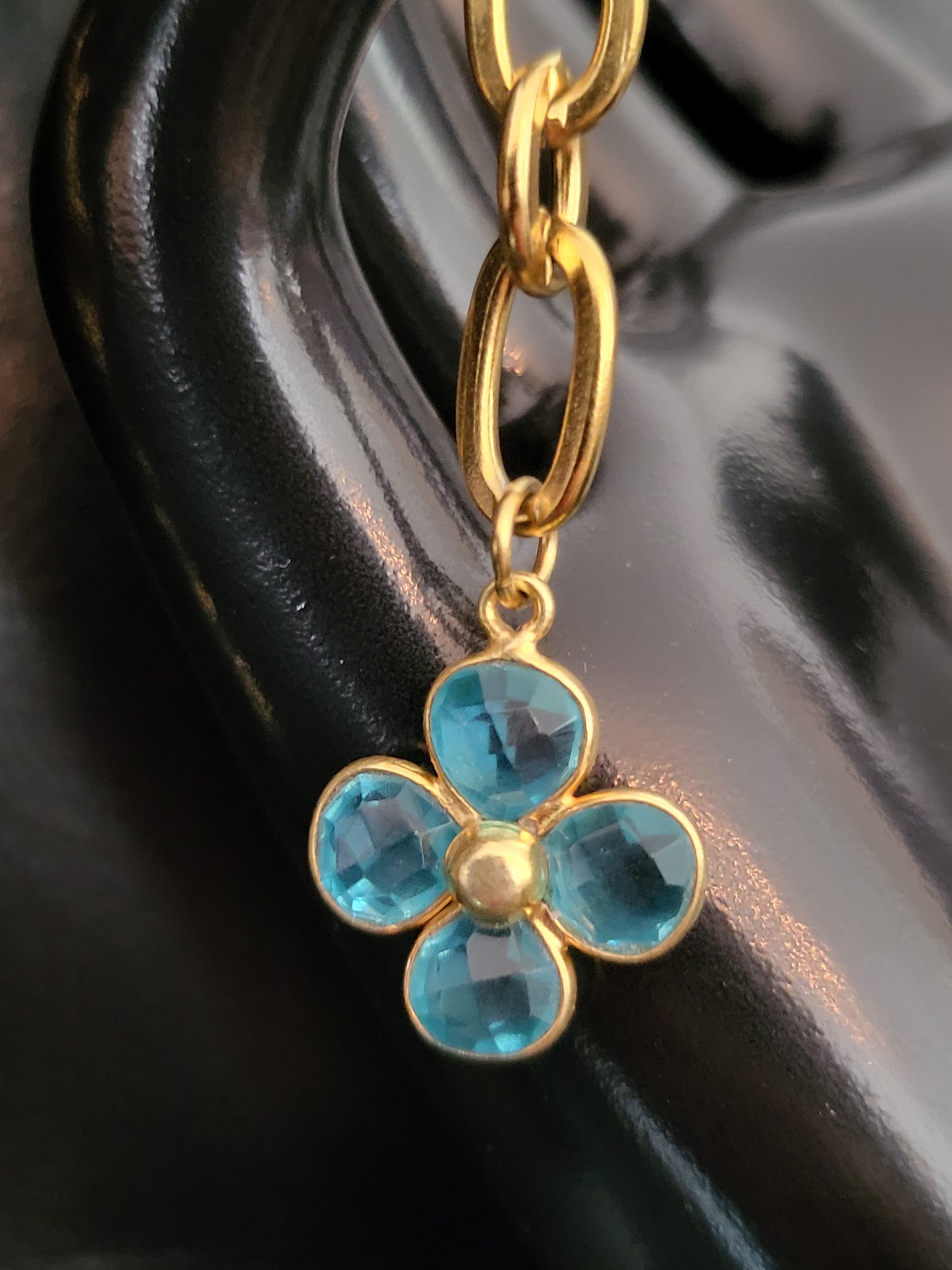 Boucles d'oreilles Fiora Blue Chain avec fleurs en topaze